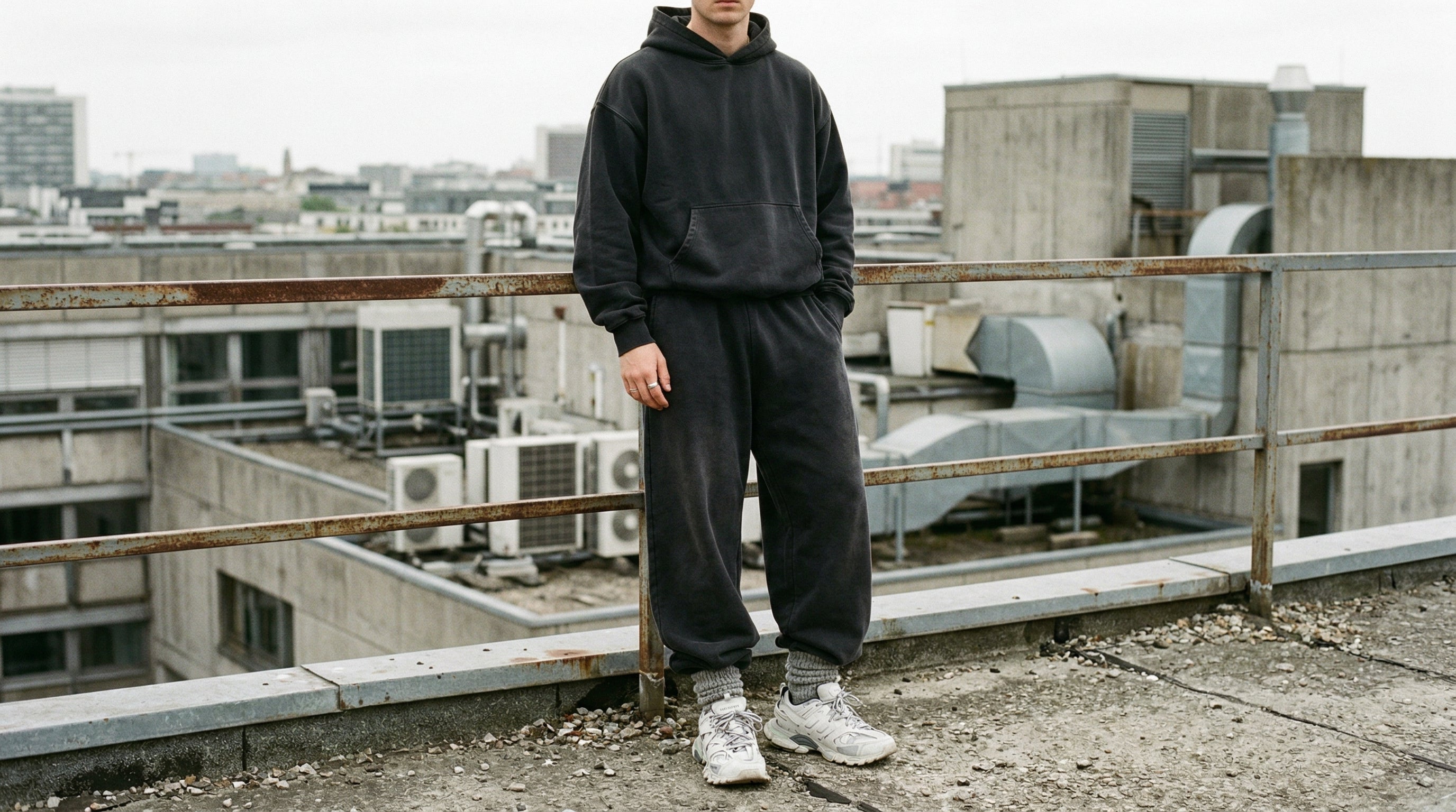 Baggy Open Leg Jogger Streetwear Outfit Herren editorial