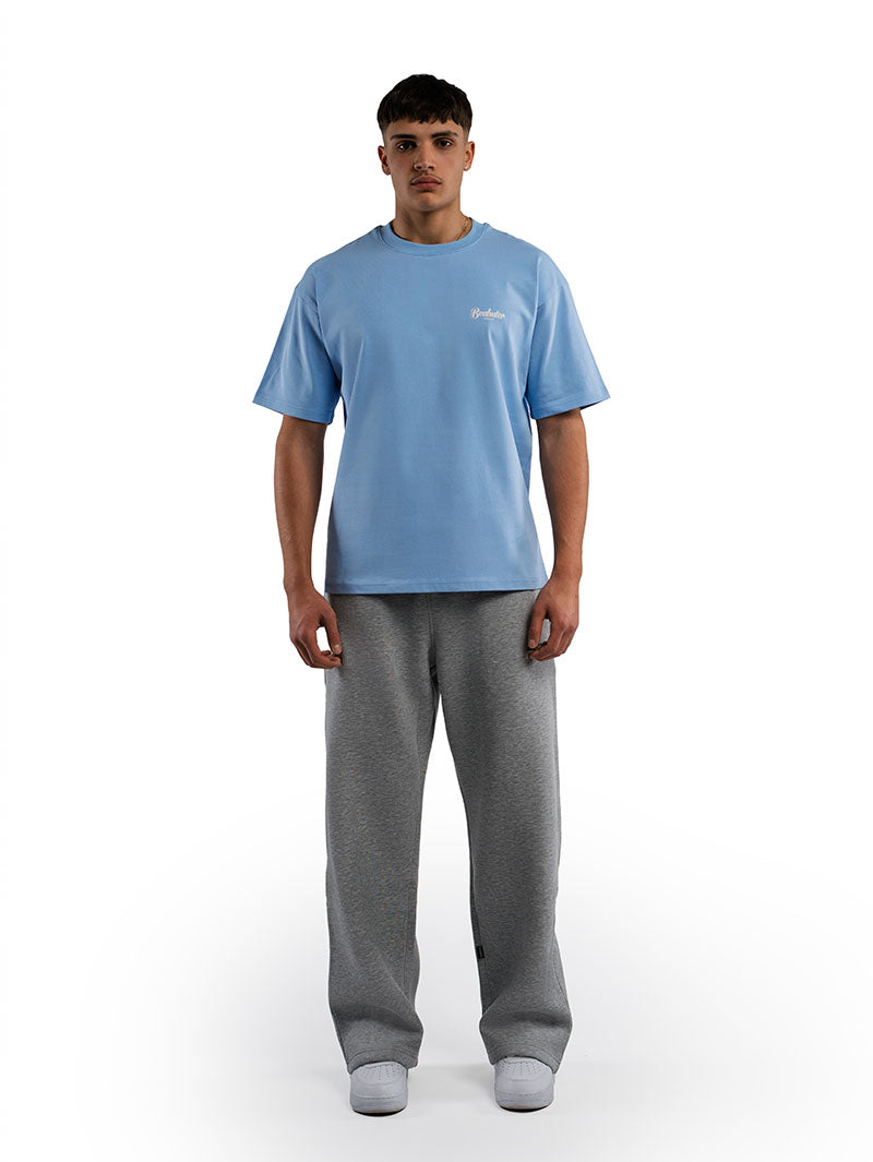 Trendiges Babyblaues Oversized T-Shirt von Essential Puff am Model. Lässiges Statement-Piece im angesagten Urban-Streetwear-Look. Jetzt das Must-have Oversize-Shirt in pastelligem Hellblau online bestellen!