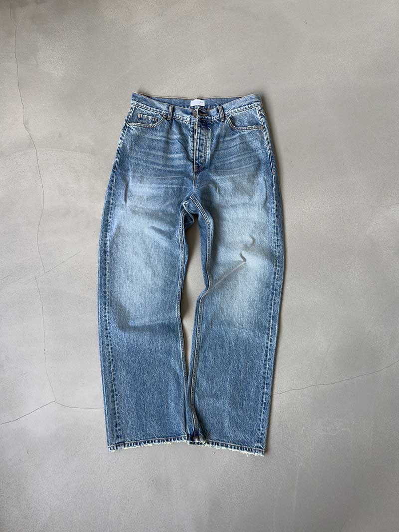 Faded Mid Blue Baggy Jeans Vorderseite – lockere Passform, Denim Look mit Bleicheffekt