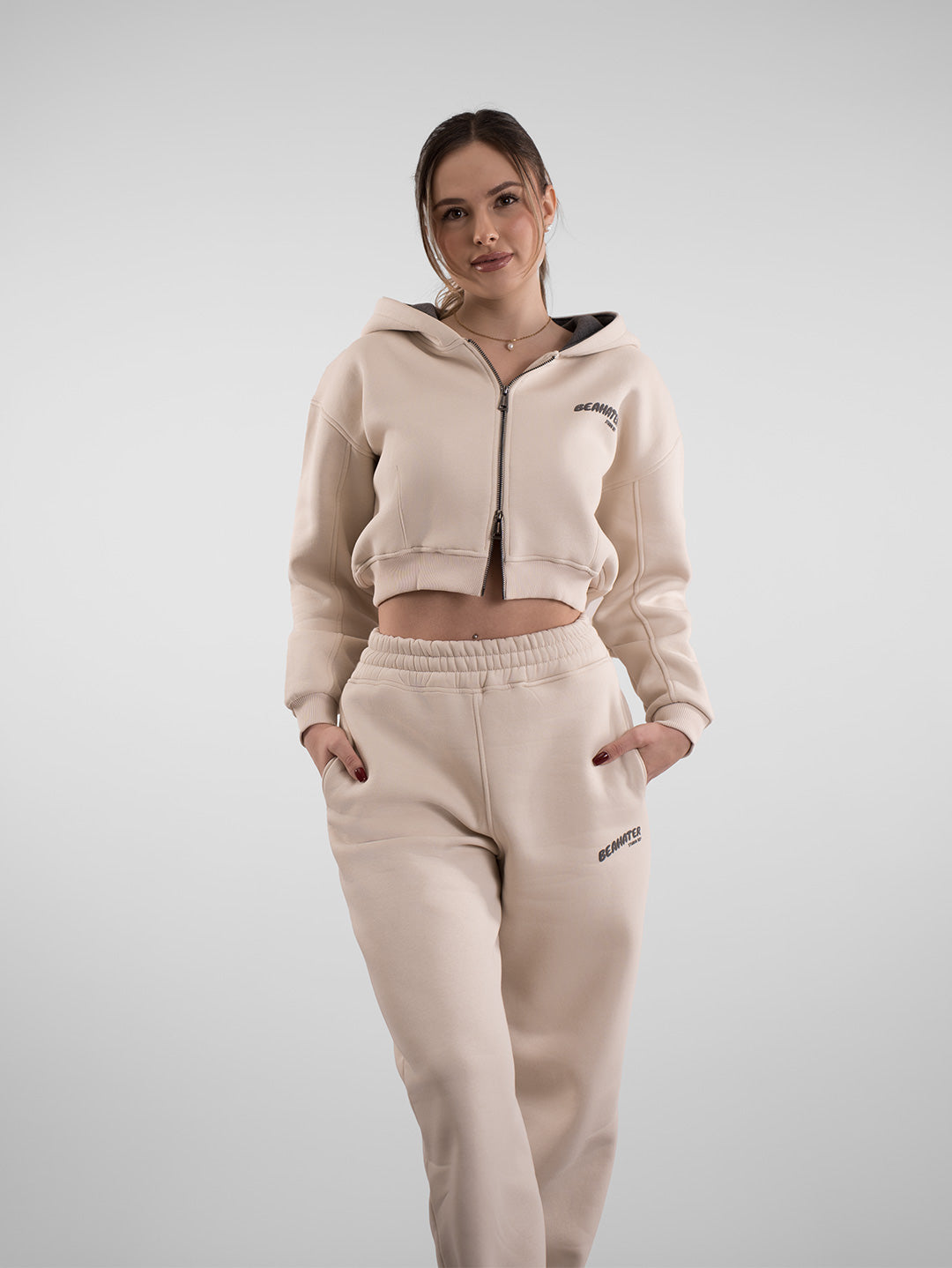 Beiger Cropped Zip Hoodie mit 440 GSM & grauer Kapuze – Boxy Fit Streetwear auf Hüfthöhe