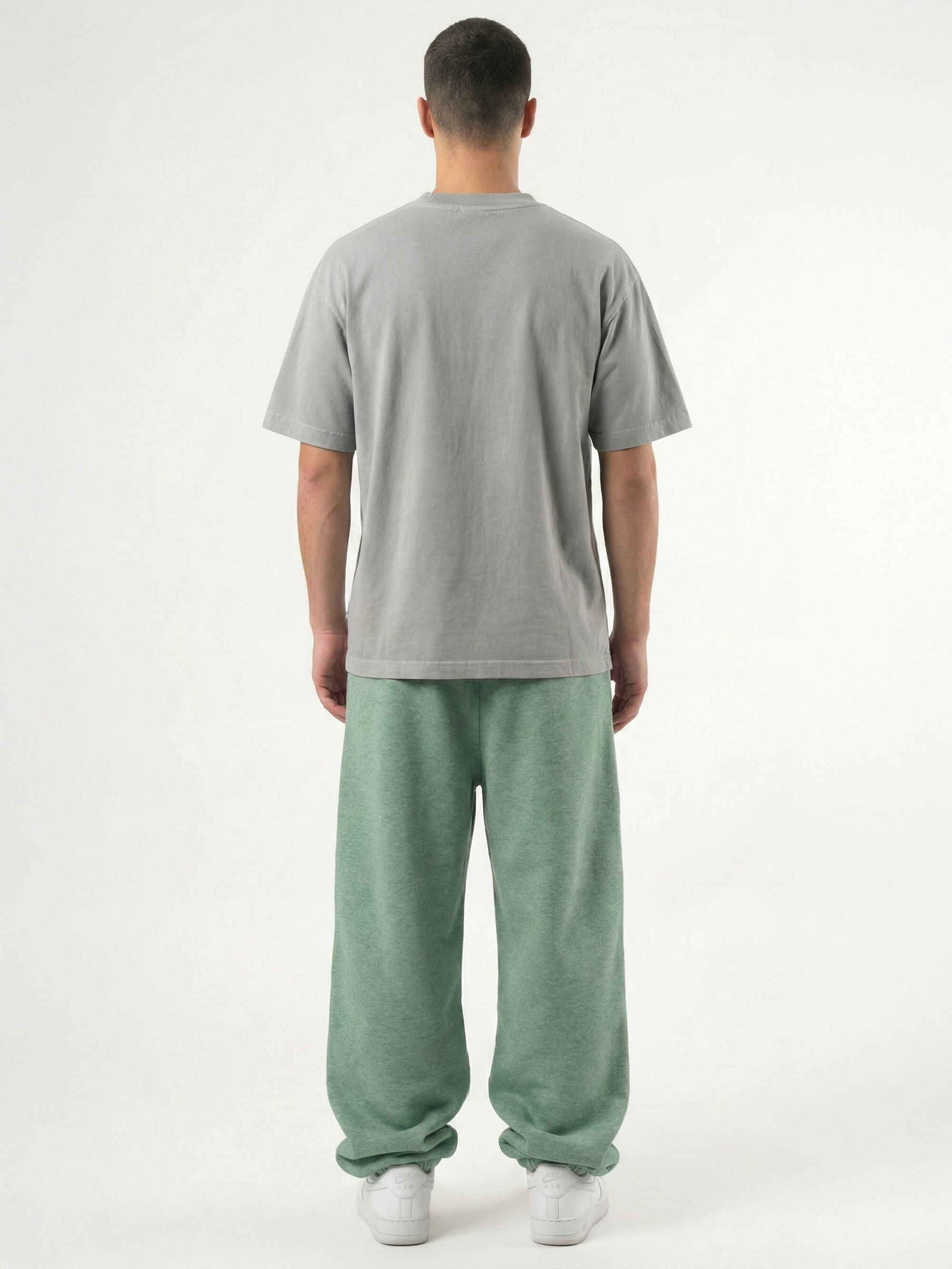 Baggy Jogger Sweatpants in Olive Green am männlichen Model, Frontansicht auf weißem Hintergrund, entspannter Baggy Fit mit elastischem Bund