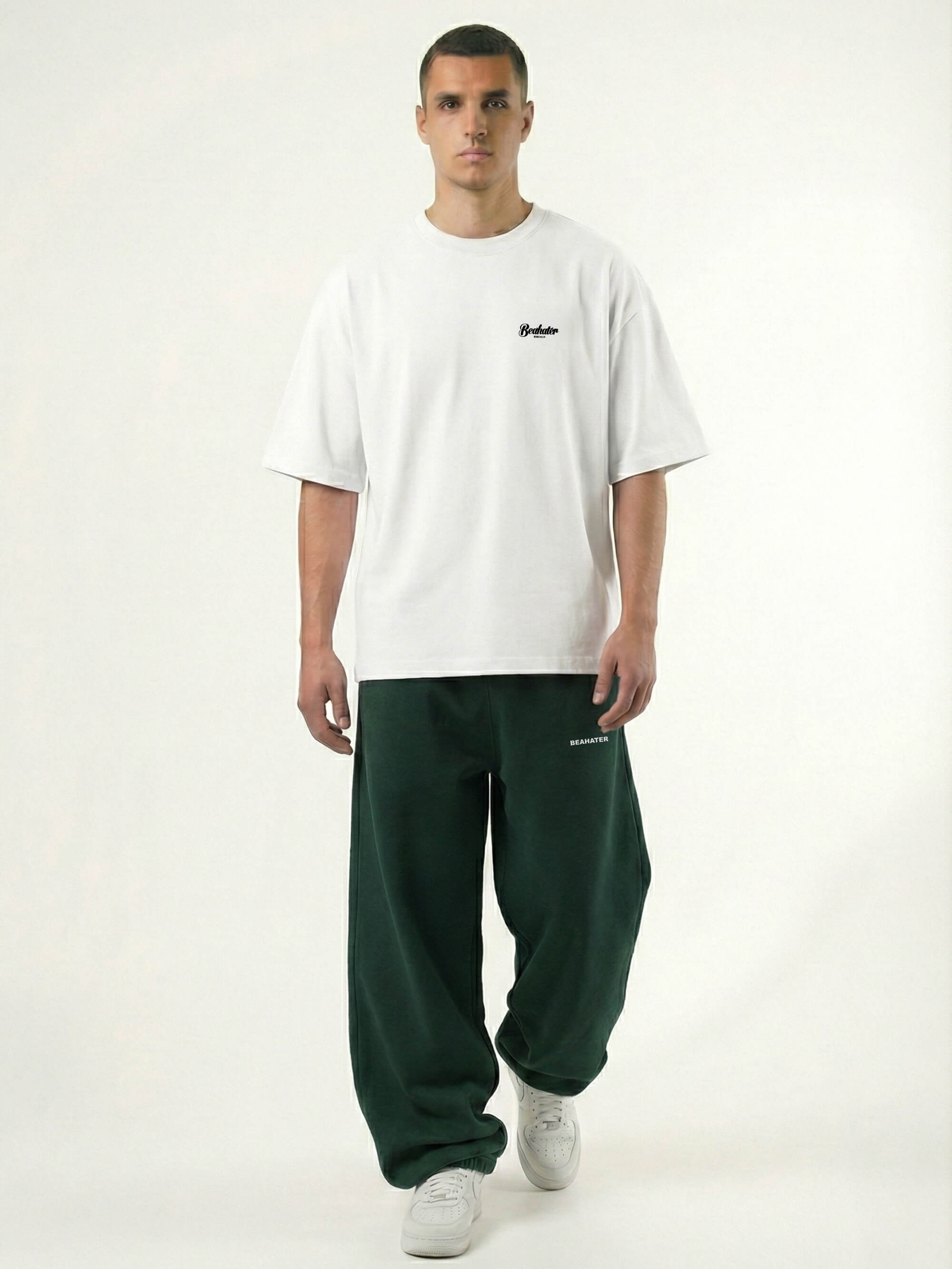 Baggy Jogger Sweatpants in Olive Green am männlichen Model, Frontansicht auf weißem Hintergrund, entspannter Baggy Fit mit elastischem Bund