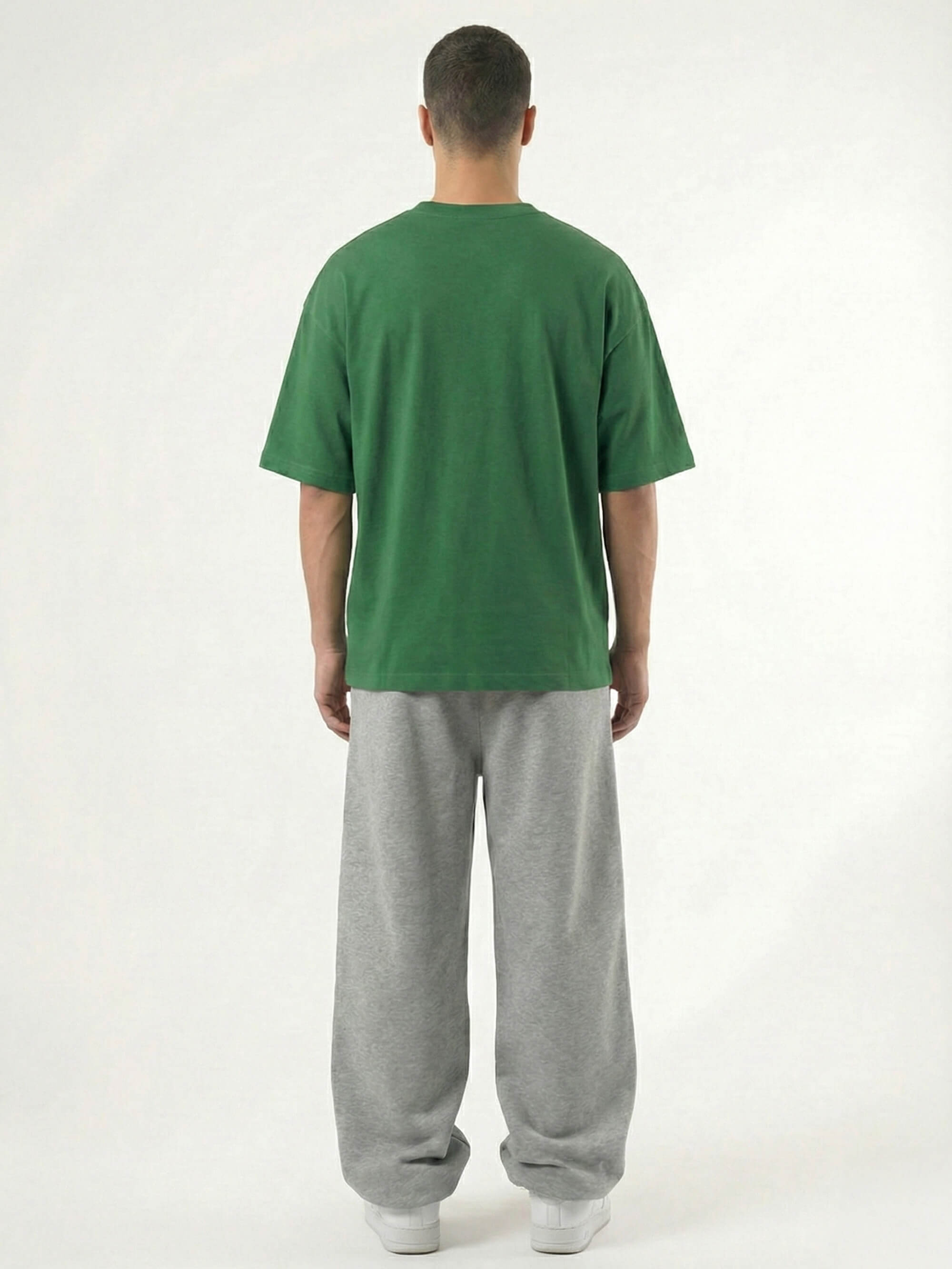 Baggy Jogger Sweatpants in Ash Grey an einem männlichen Model, Rückansicht auf weißem Hintergrund, relaxed Streetwear Fit mit elastischem Bund