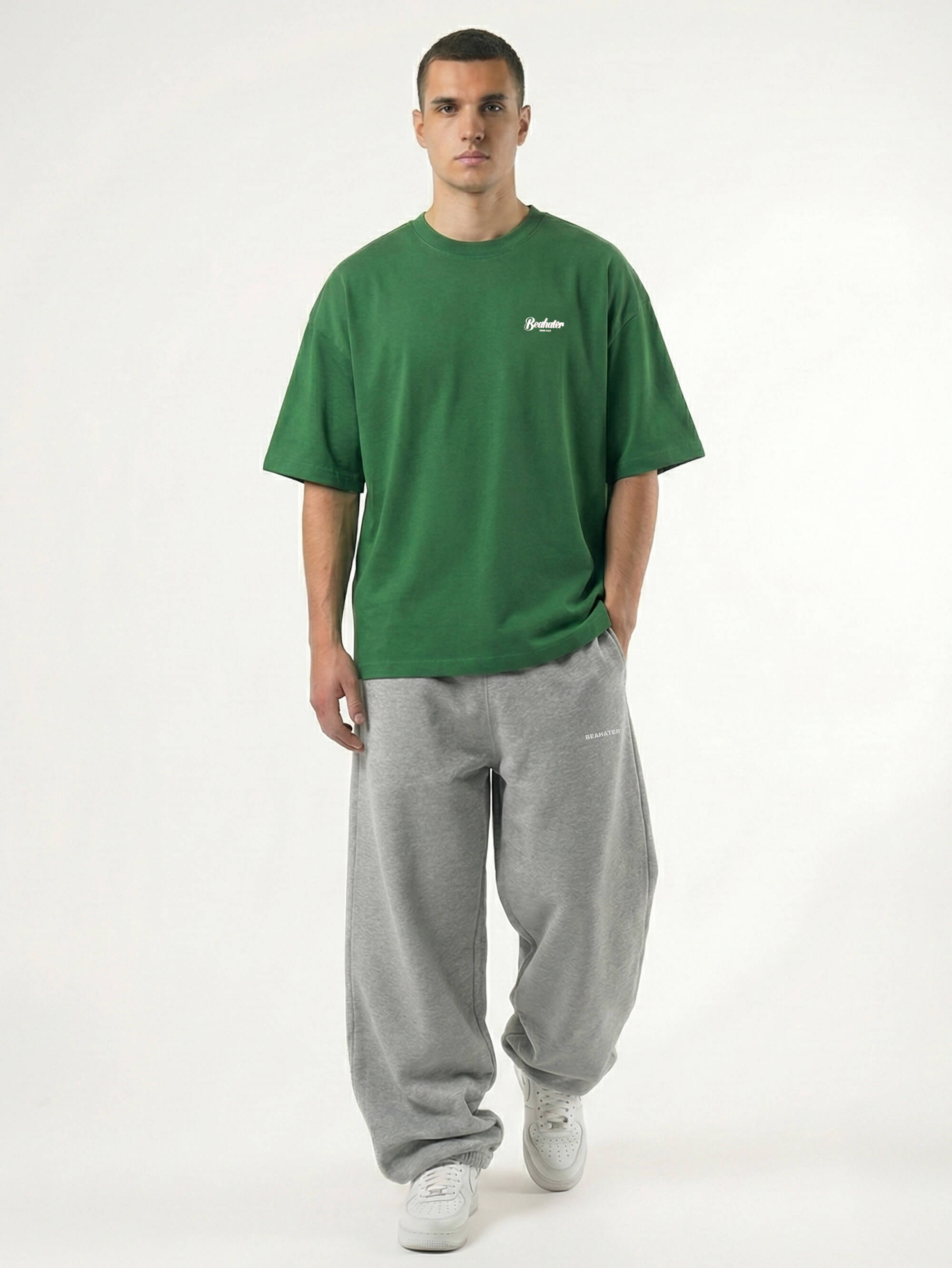 Baggy Jogger Sweatpants in Ash Grey an einem männlichen Model, Frontansicht auf weißem Hintergrund, relaxed Streetwear Fit mit elastischem Bund
