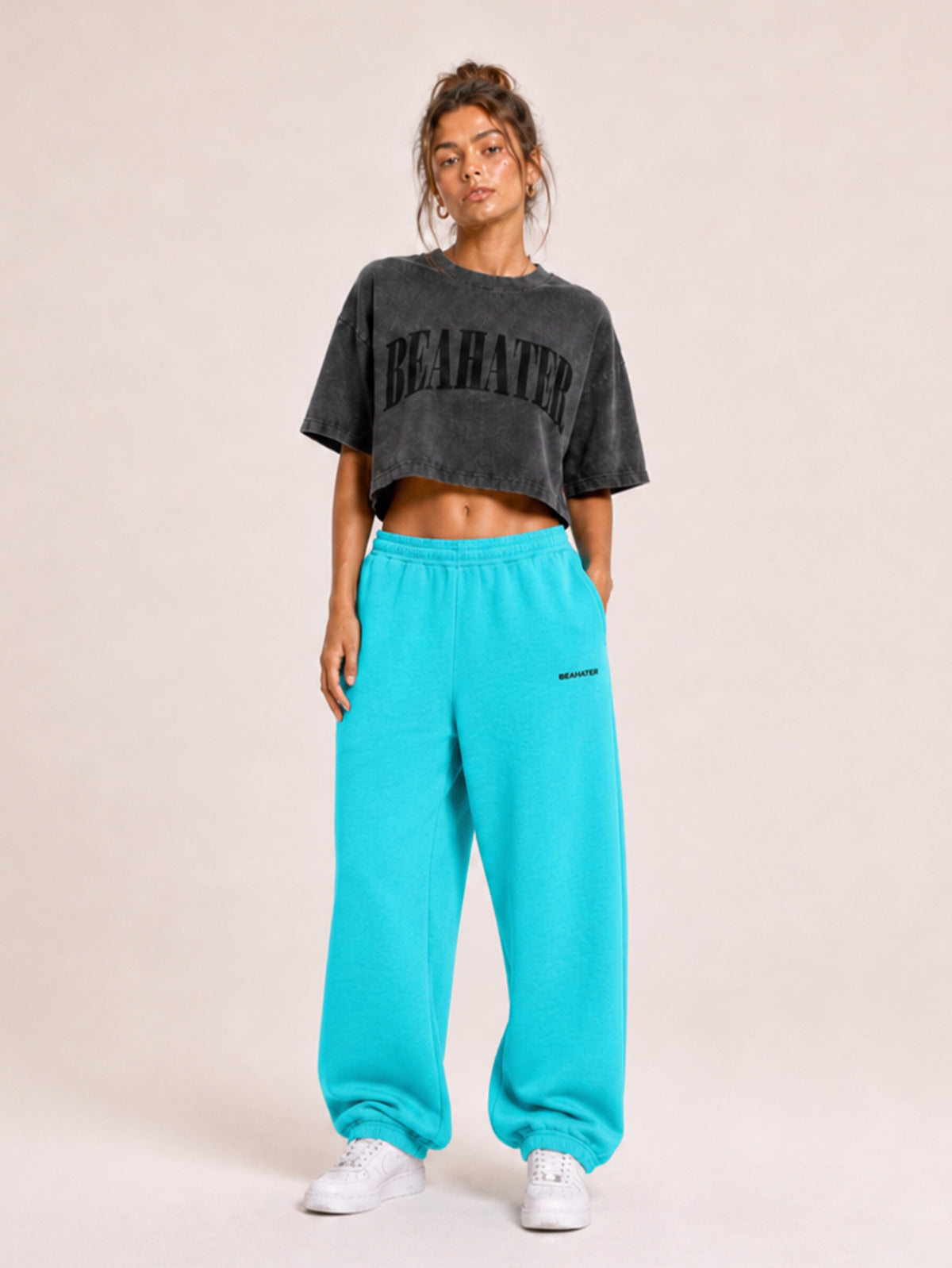 Pastellblaue Baggy Pants Damen Outfit mit Cropped Shirt, French Terry, gerader Beinverlauf