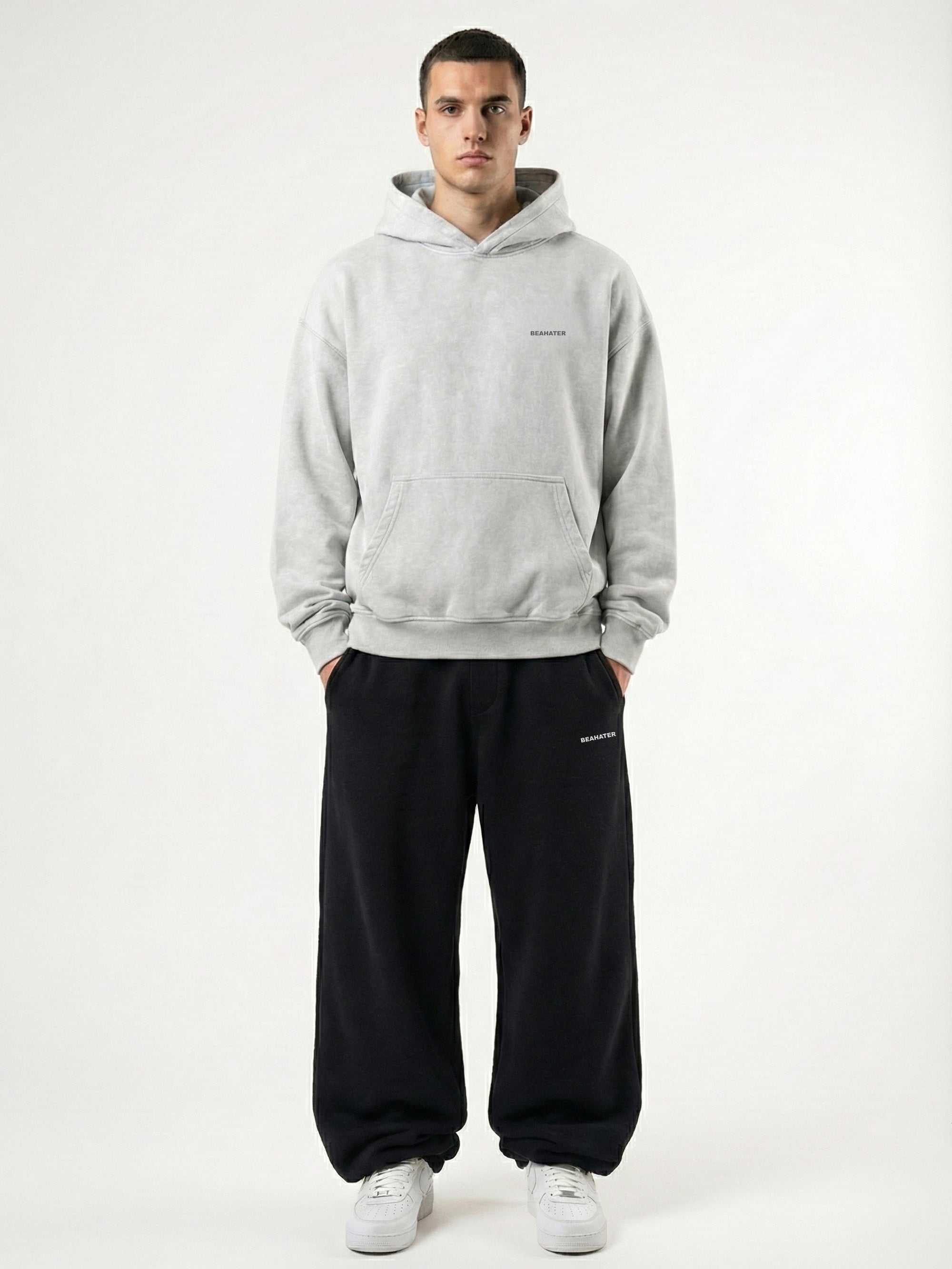 Baggy Jogger Sweatpants in Black am männlichen Model, Frontansicht auf weißem Hintergrund, relaxed Streetwear Fit mit elastischem Bund