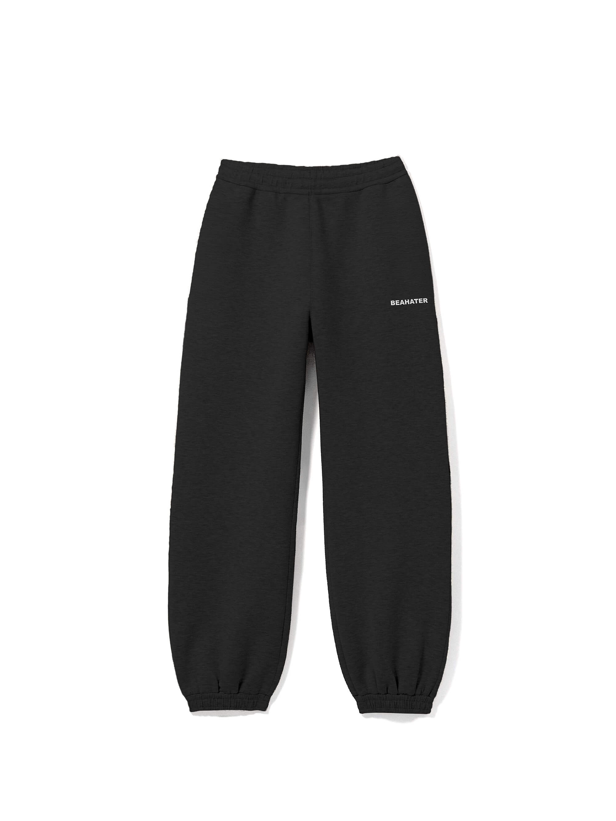 Baggy Jogger Sweatpants in Black für Herren und Damen, Frontansicht auf weißem Hintergrund, hochwertiger French Terry Stoff mit elastischem Bund und relaxed Streetwear Fit