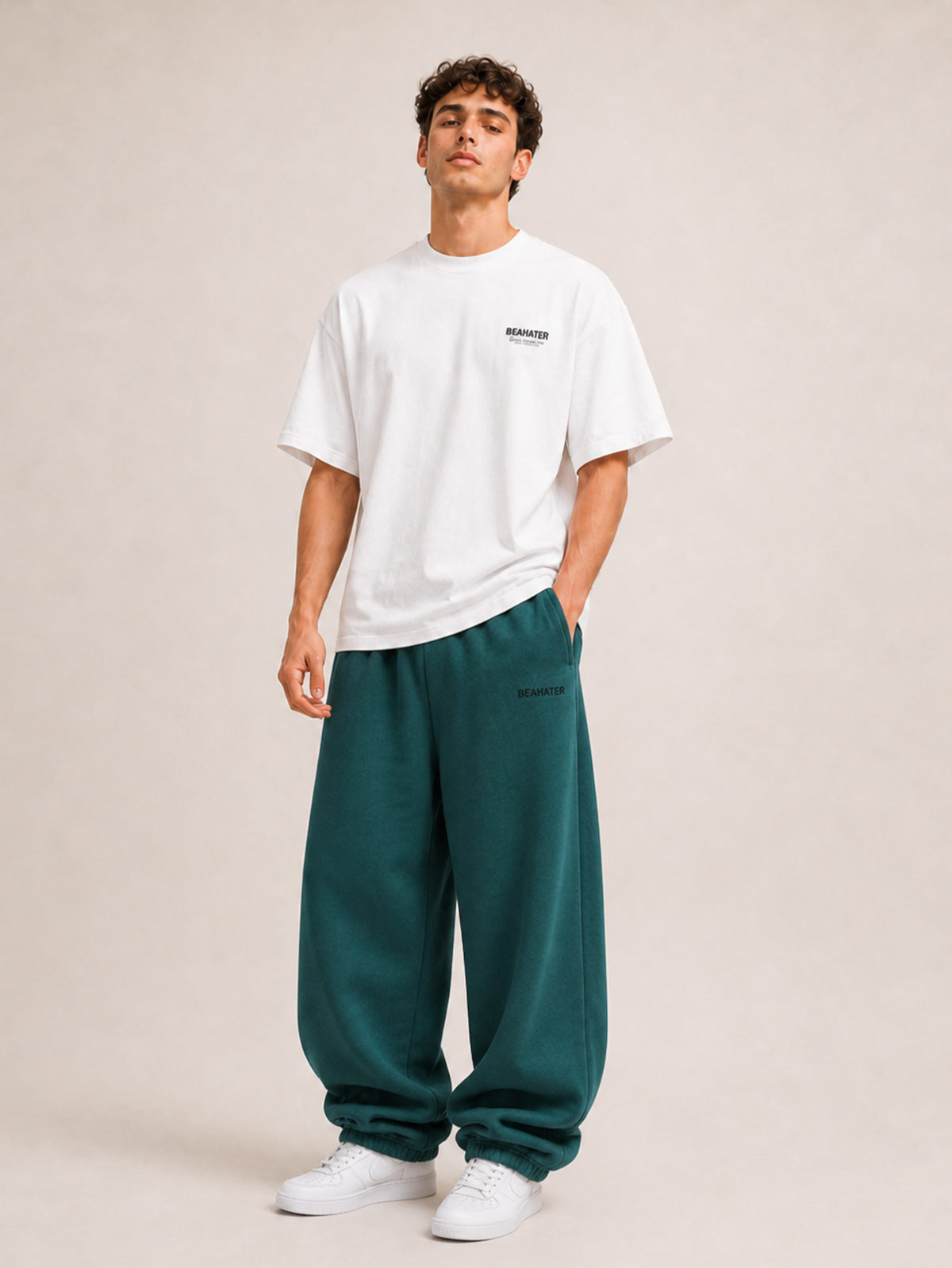 Tannengrüne Baggy Hose Männer, lockerer Fit, 100% Baumwolle French Terry, Frontansicht