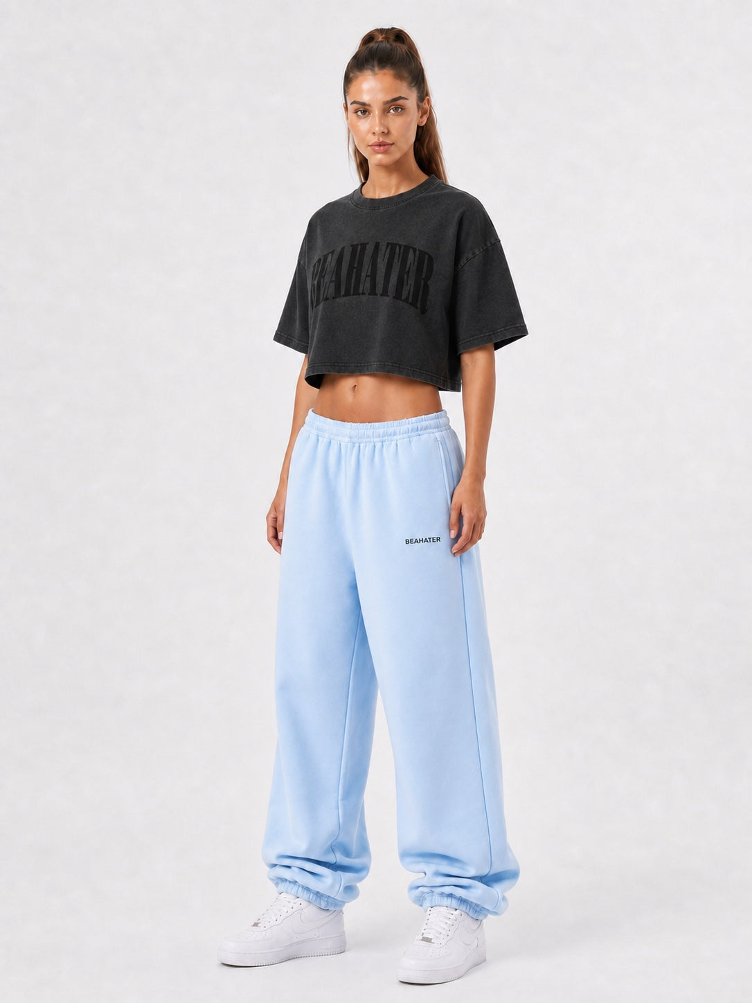 Baggy Jogger Light Blue für Damen, Dreiviertelansicht im lockeren Wide Fit mit weißen Sneakern