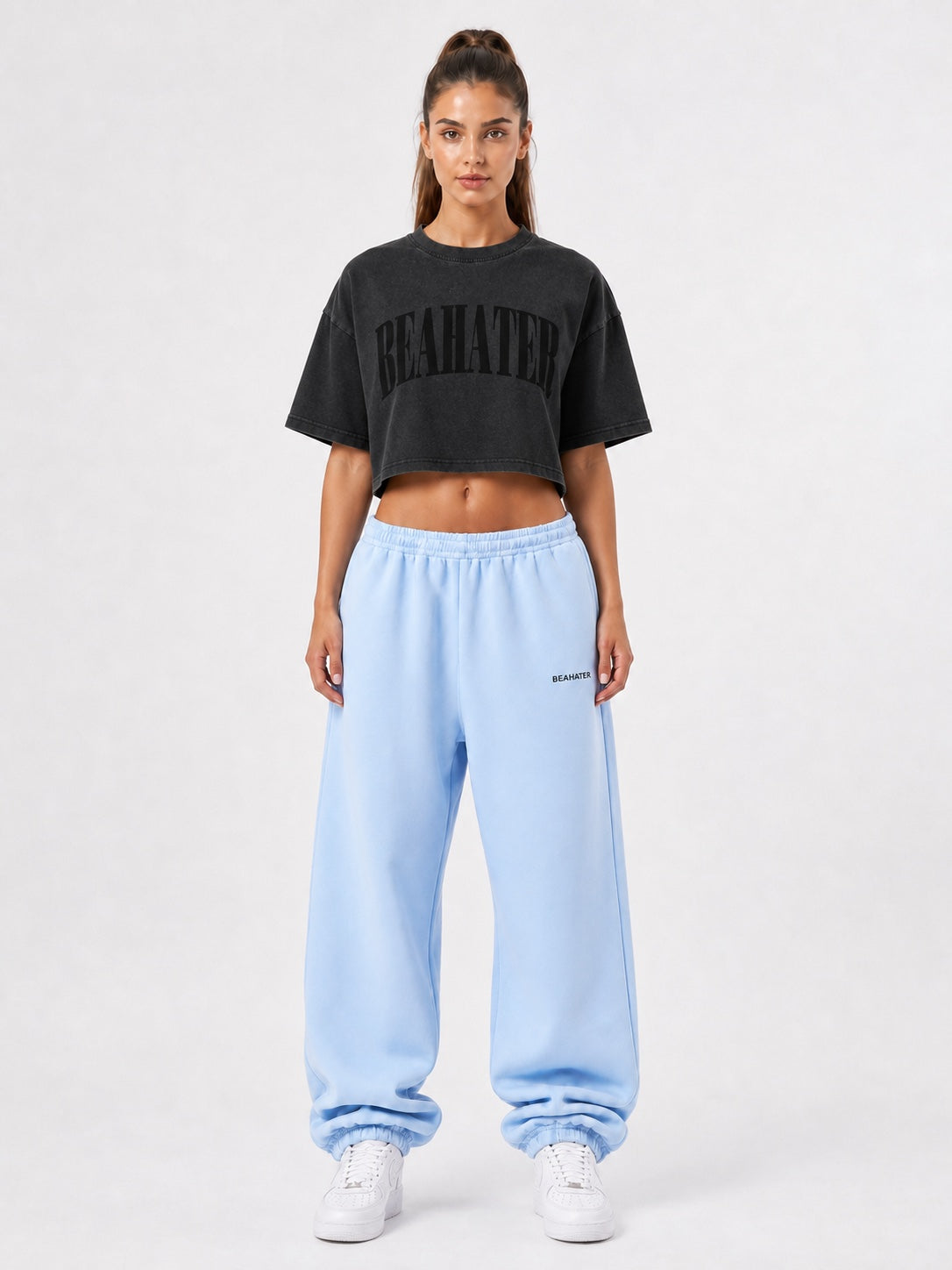Baggy Jogger Light Blue für Damen, Frontansicht im sehr weiten Schnitt mit elastischem Bund
