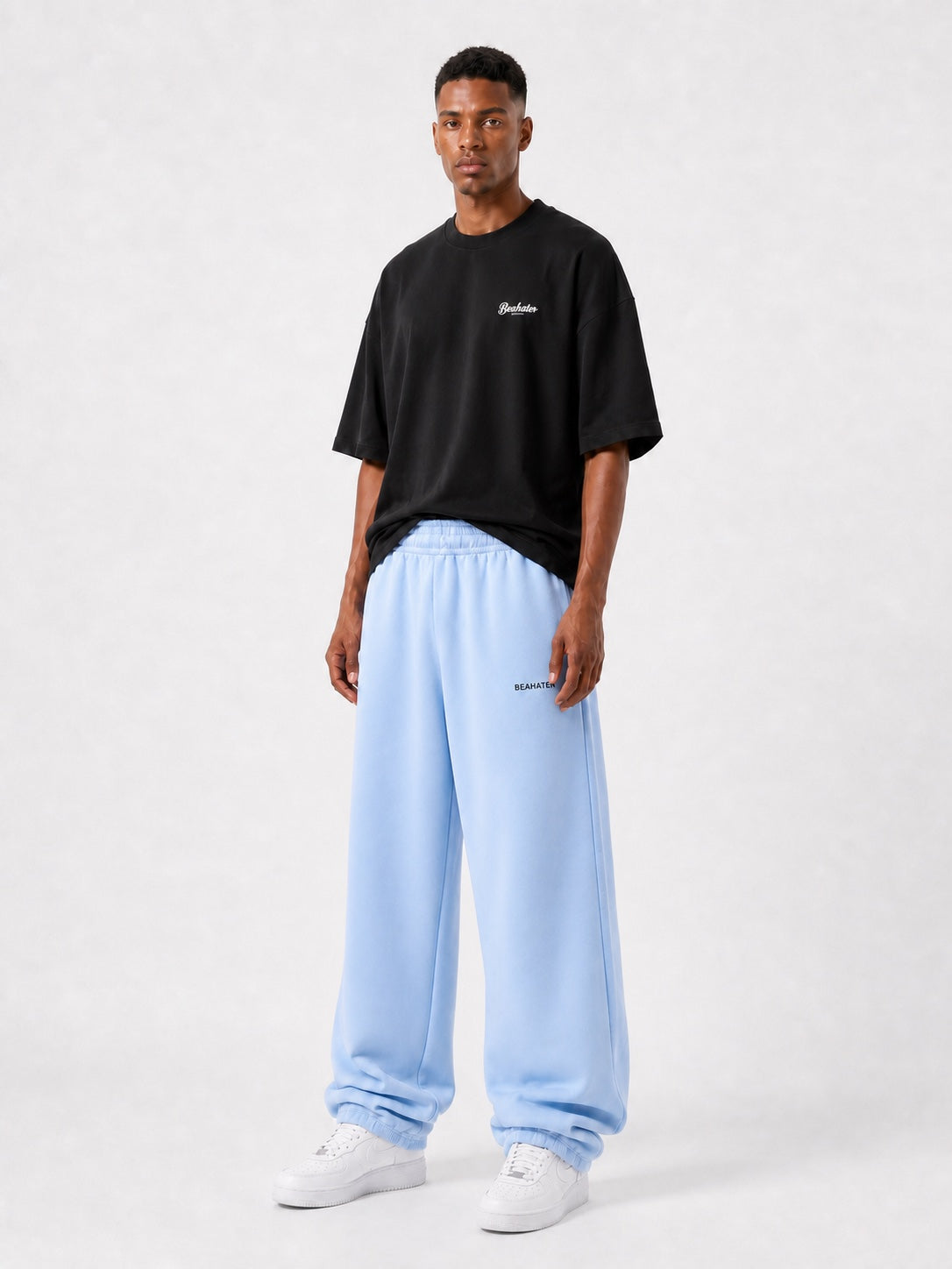 Baggy Jogger Light Blue für Herren, Dreiviertelansicht im lockeren Wide Fit mit weißen Sneakern