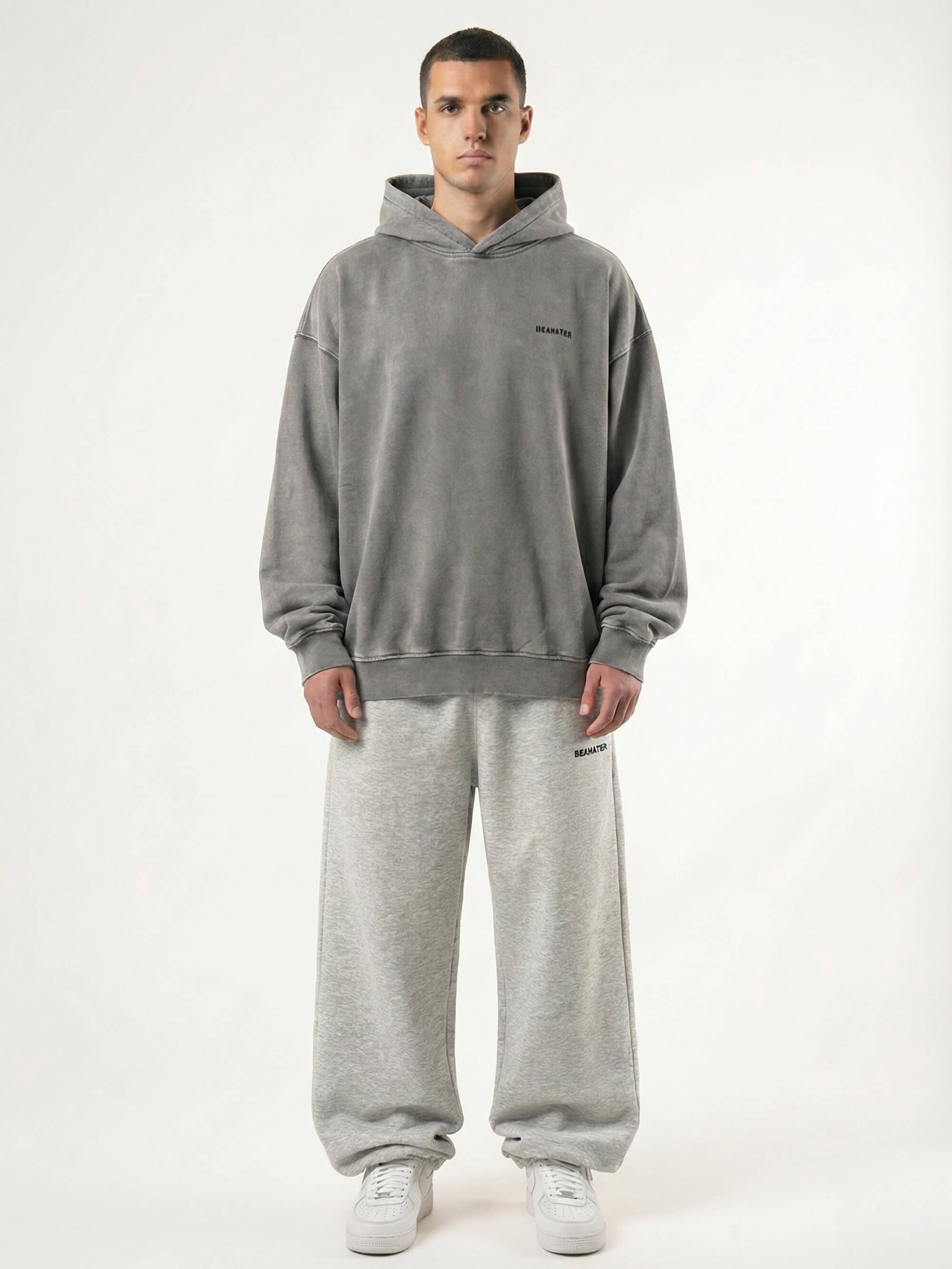 Baggy Jogger Sweatpants in Light Grey am Model in Frontansicht auf weißem Hintergrund aus French Terry mit elastischem Bund und relaxed Streetwear Fit
