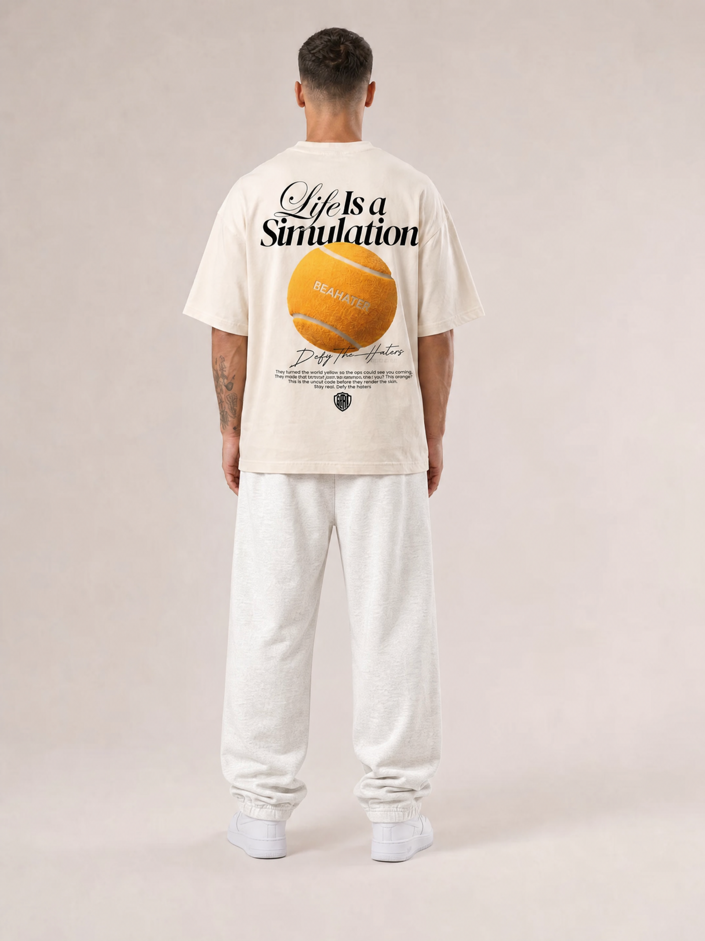 Jogger baggy off grey në model mashkull, pamje nga prapa, prerje e gjerë e lirshme