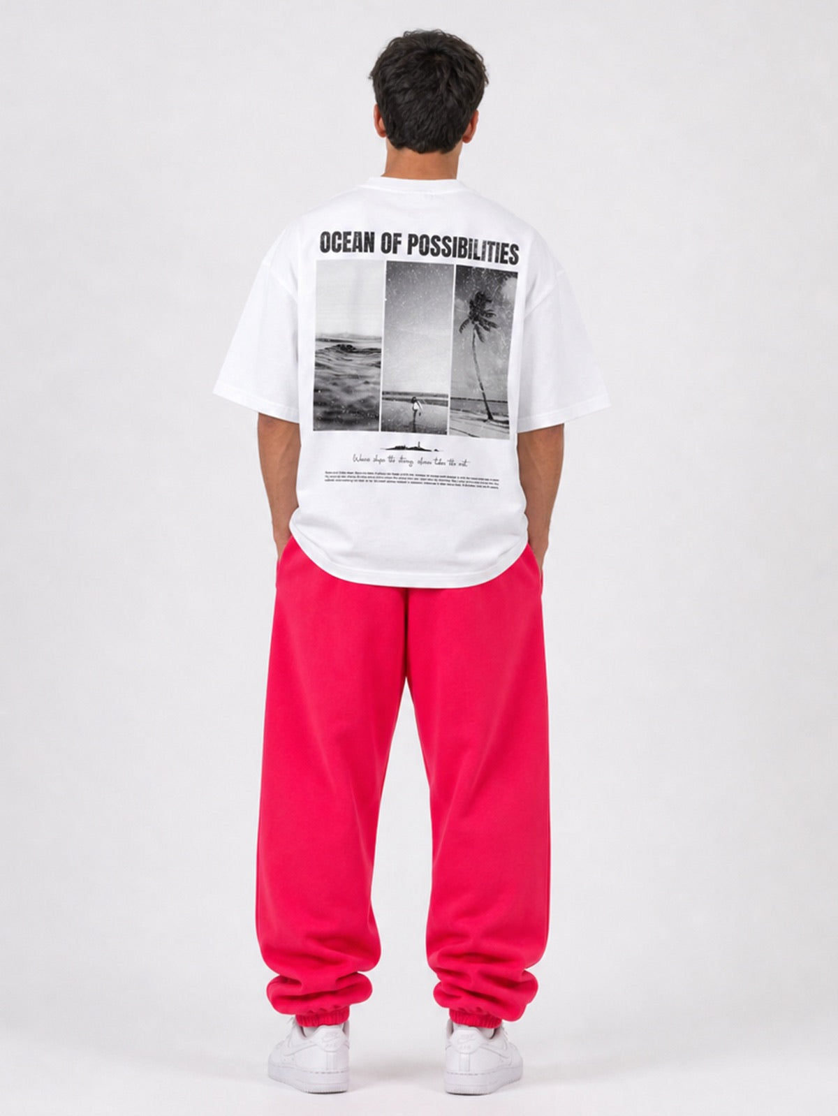 Pinke Baggy Jogger Rückansicht am Herren-Model, ganzkörper Streetwear-Look mit Print Oversize Tee