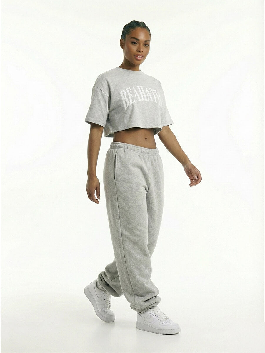 Seitenansicht eines Cropped Oversized T-Shirts in Light Grey von BEAHATER, Oversized Passform