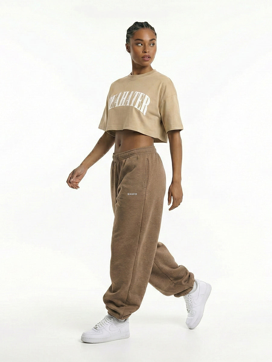 Seitenansicht eines Cropped Oversized T-Shirts in Croissant von BEAHATER am Model