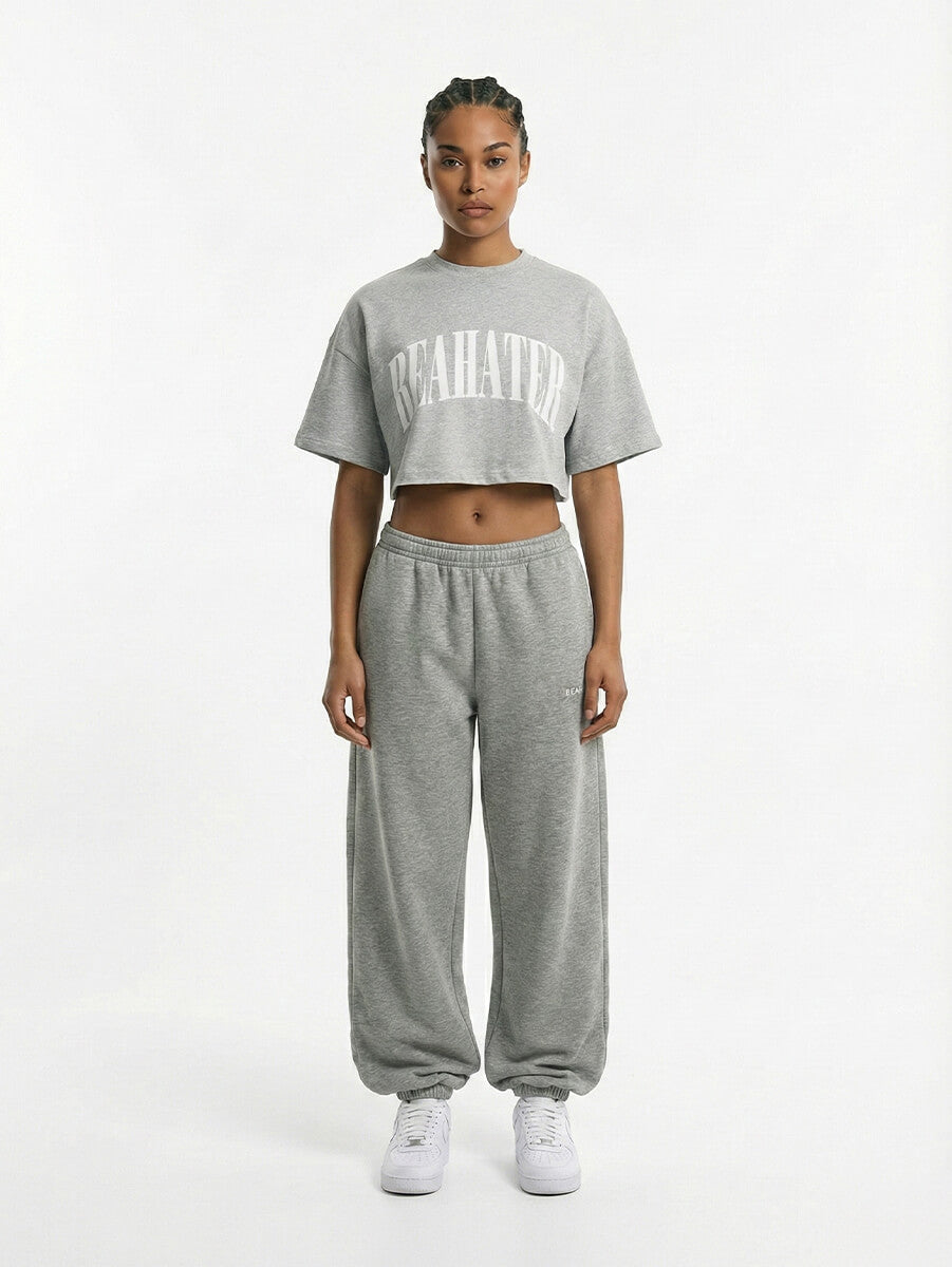 Cropped Oversized T-Shirt Light Grey von BEAHATER getragen am Model, Frontansicht mit cropped Fit
