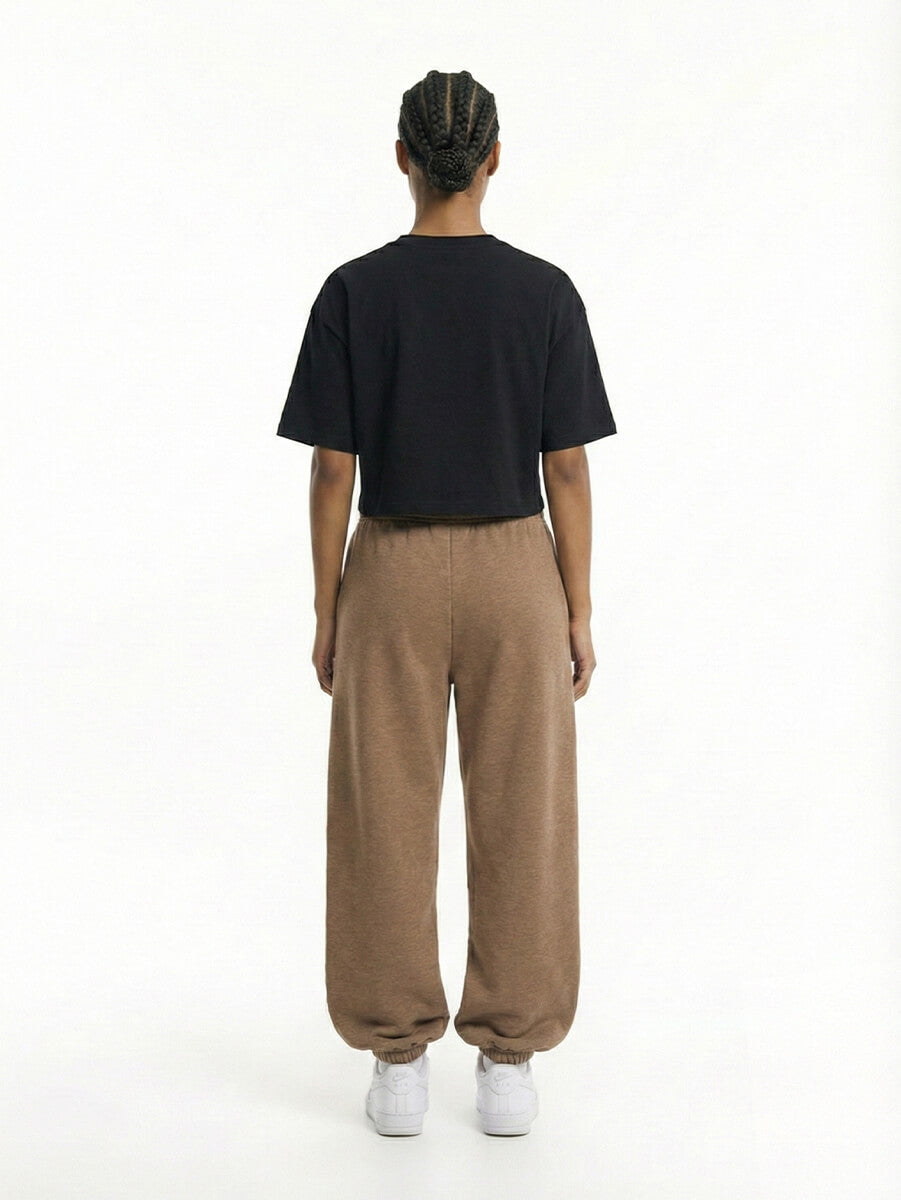 Rückansicht eines schwarzen Cropped Oversized T-Shirts von BEAHATER am Model