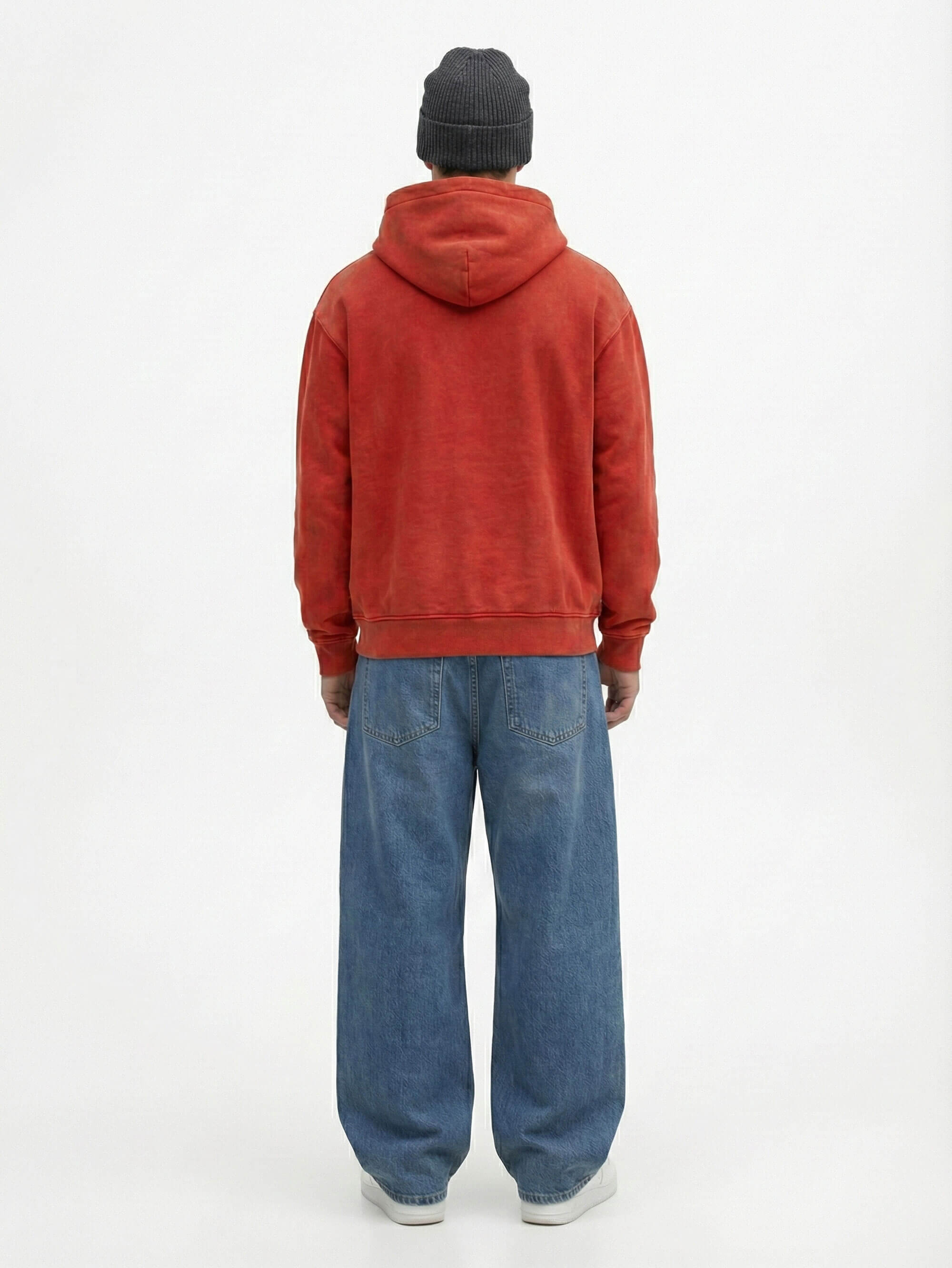 Model zeigt Oversized Hoodie Vintage Red von hinten im Fullbody Look
