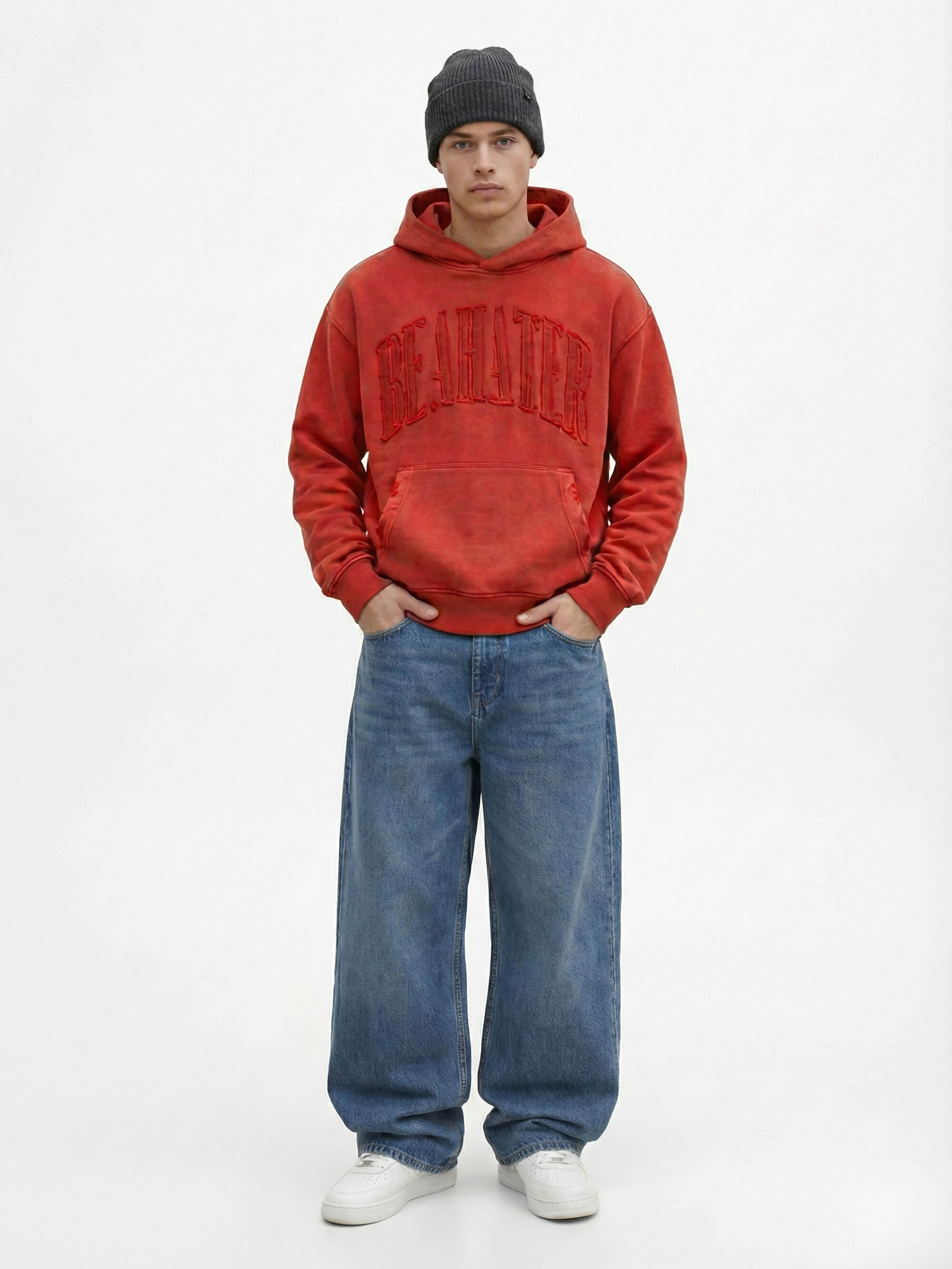 Model trägt Oversized Hoodie Vintage Red im Fullbody Look vor hellem Hintergrund