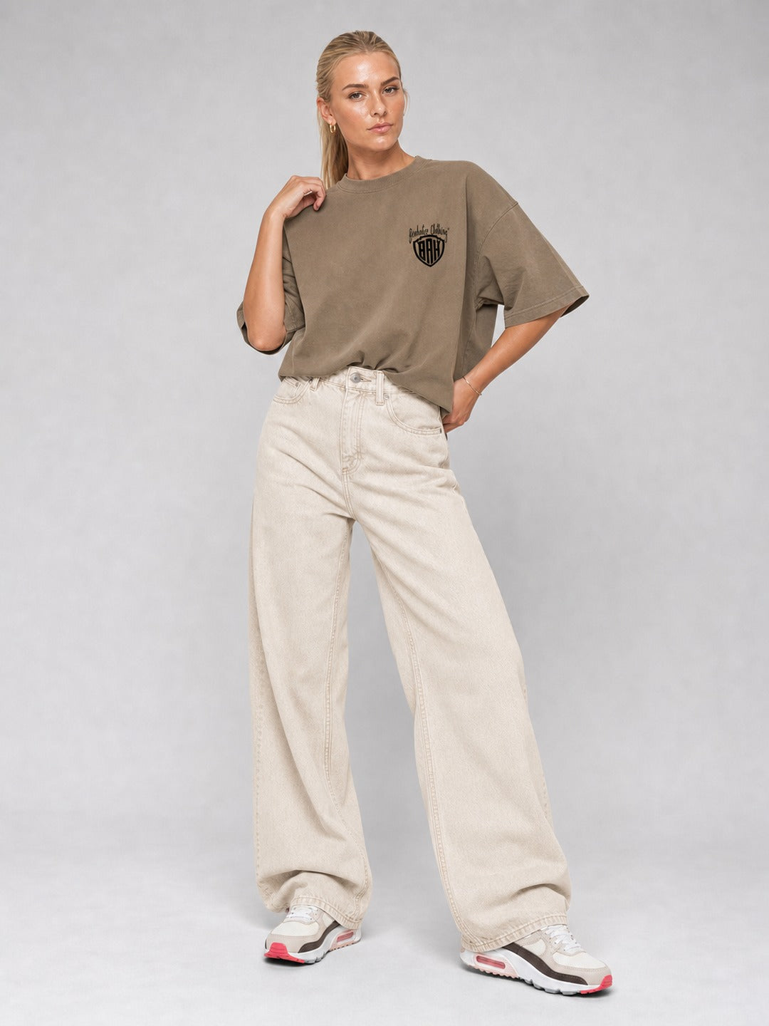 BEAHATER T-Shirt Oversized Braun Mocha Mousse – Damen-3/4-Ansicht mit Creme-Baggy-Jeans