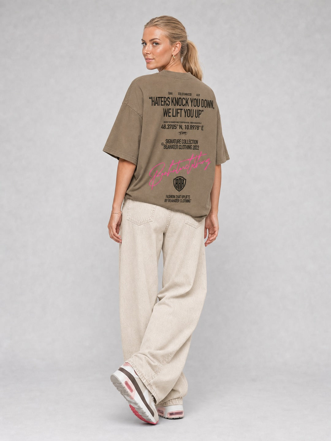 BEAHATER T-Shirt Oversized Braun Mocha Mousse – Damen-Rückenansicht mit Backprint