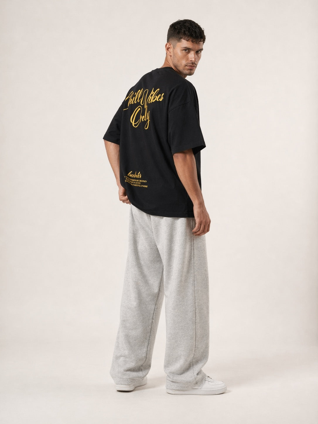 Oversized T-Shirt schwarz Baumwolle Streetwear Seitenansicht lockere Passform am Model
