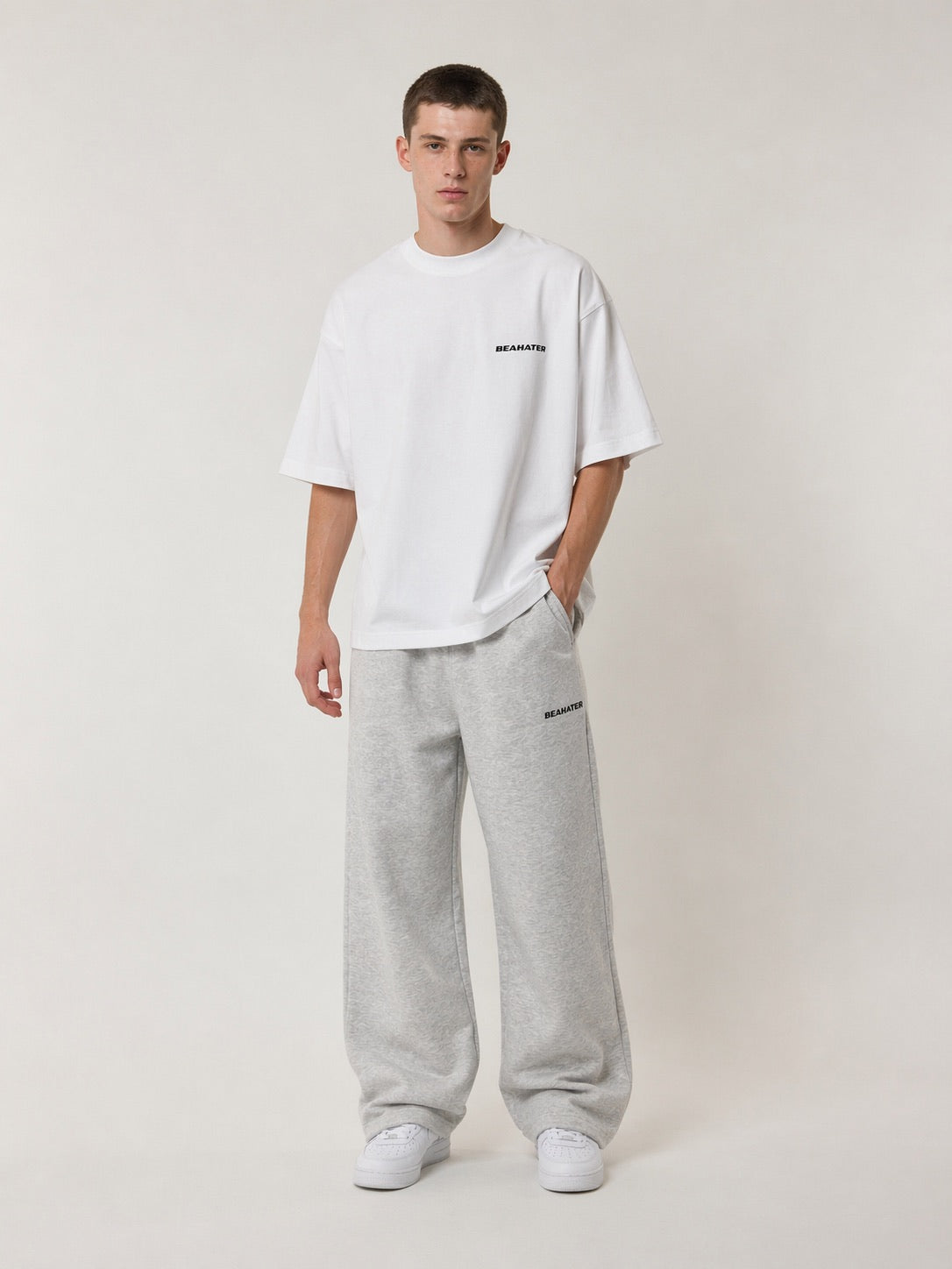 Oversized T-Shirt weiß Baumwolle mit Brust Print Streetwear Vorderansicht am Model