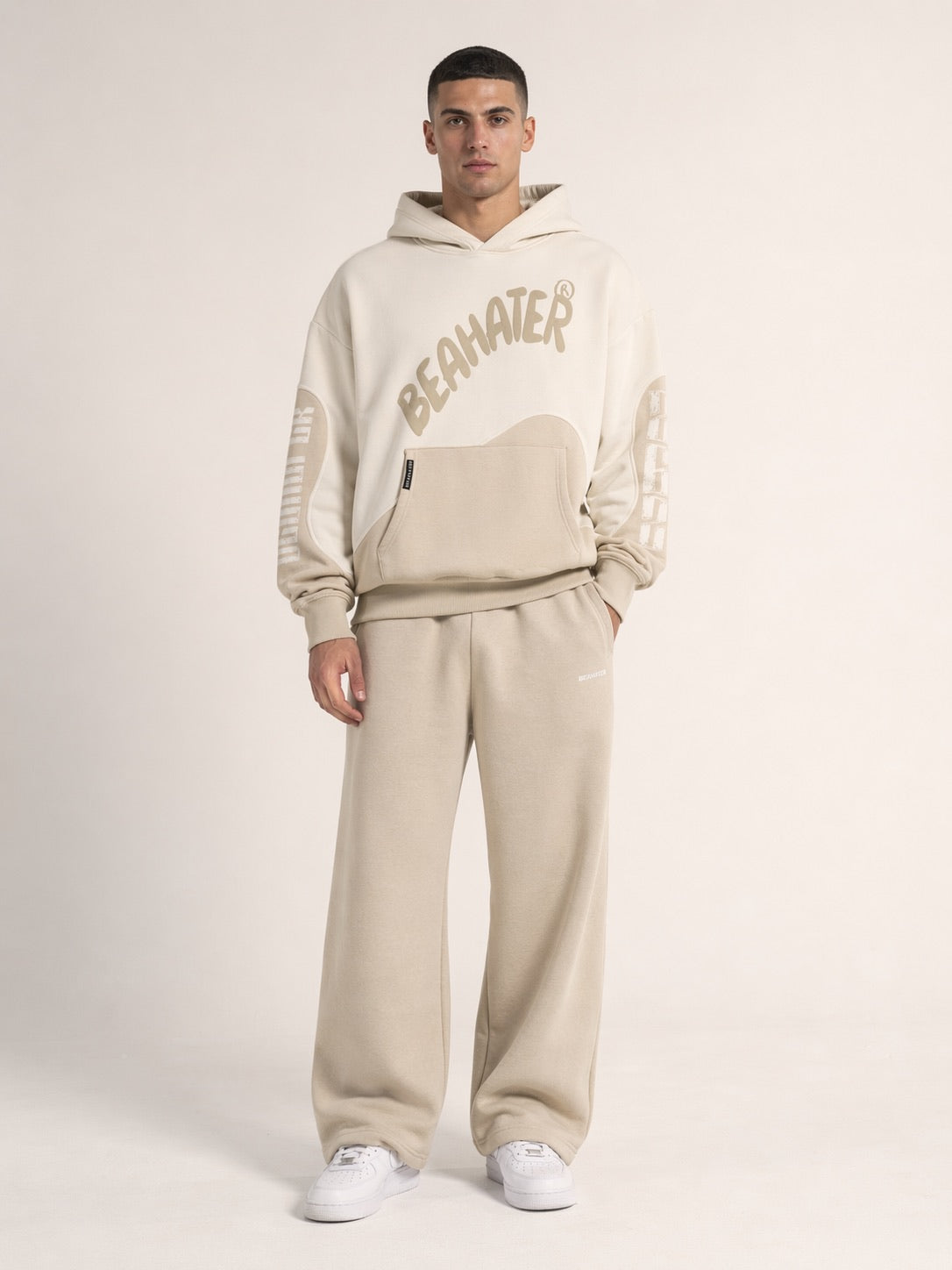 Beiger Oversized Hoodie Herren mit Two-Tone Wave und Graffiti-Schriftzug, Frontansicht am Model