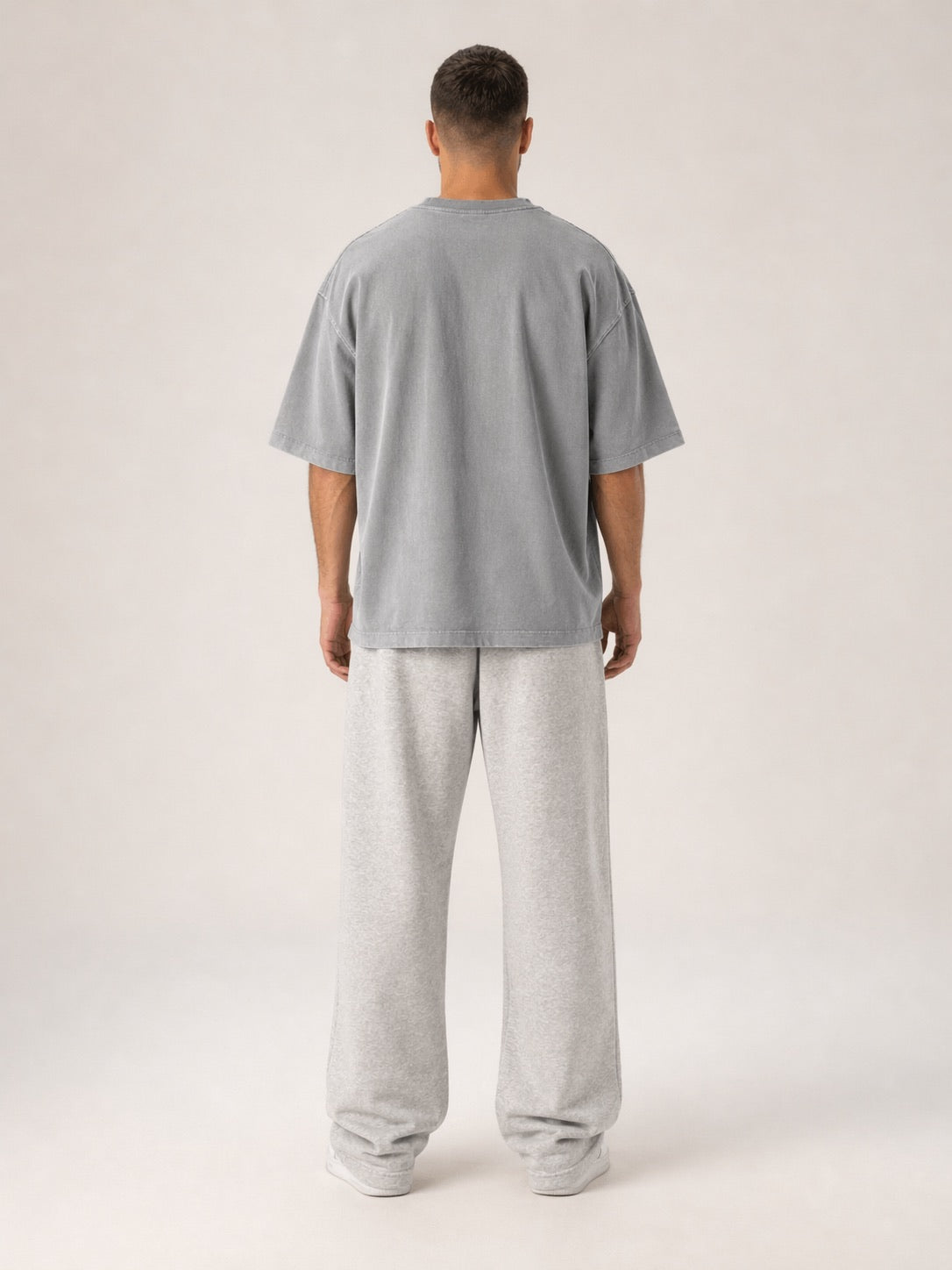 Graues Oversized T-Shirt Rückansicht am Model, lockerer Streetwear-Schnitt, Premium Baumwolle