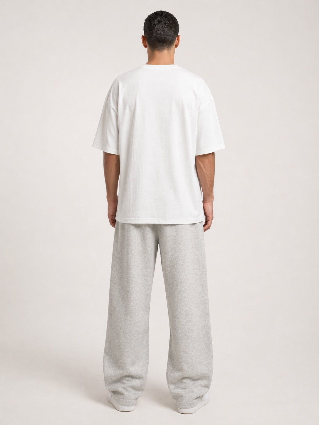 Off-White Oversized T-Shirt Rückansicht am Model, lockerer Streetwear-Schnitt, Premium Baumwolle