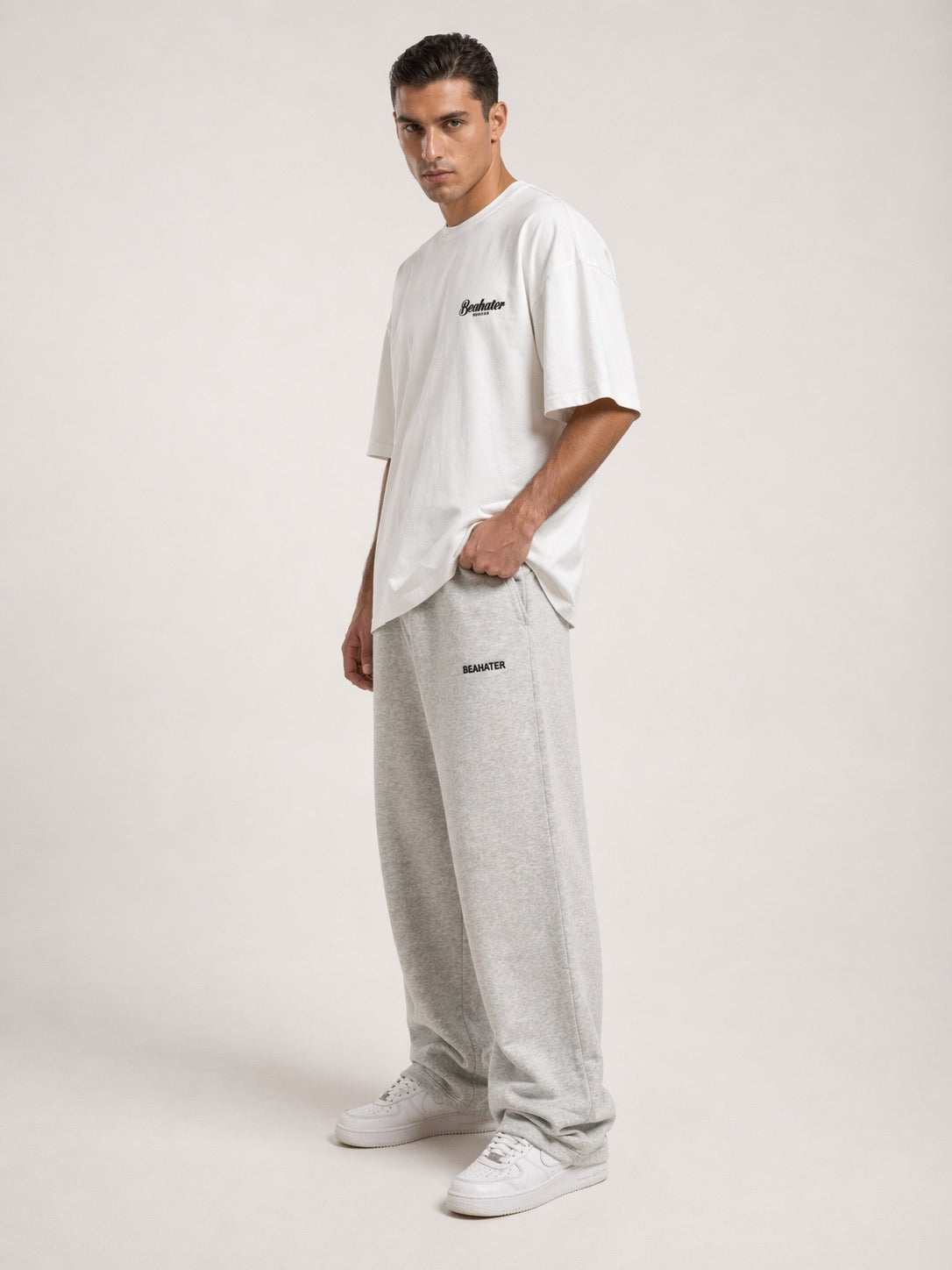 Off-White Oversized T-Shirt 3/4-Seitenansicht am Model, Boxy Fit, Heavyweight Baumwolle