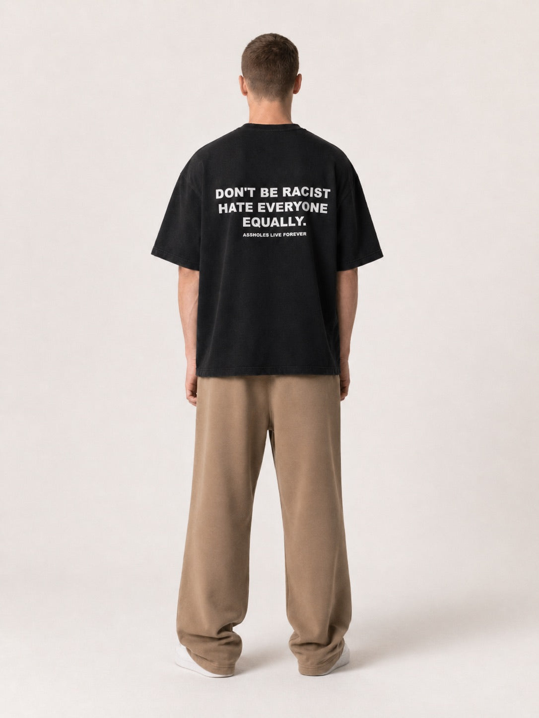 Schwarzes Oversized T-Shirt am Model mit Backprint Don't Be Racist Hate Everyone Equally, Rueckansicht