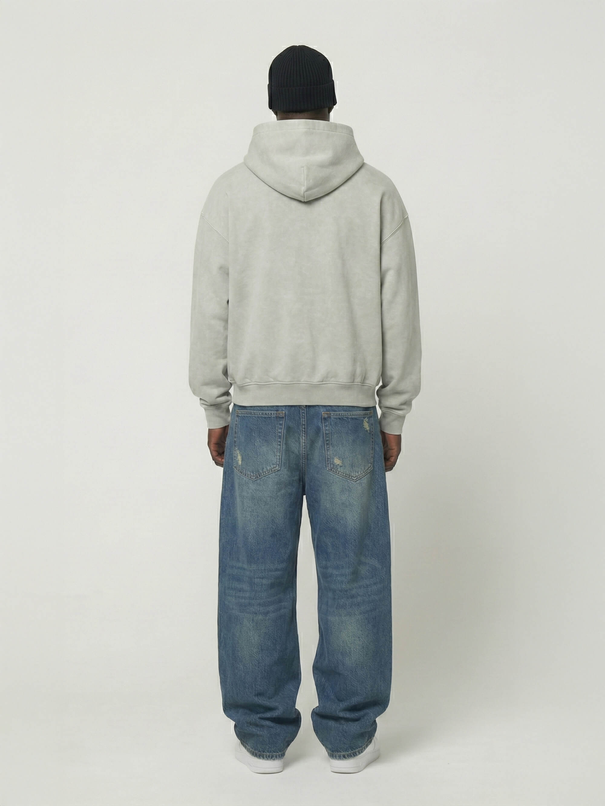 Rückansicht: Model trägt BEAHATER Oversized Hoodie Vintage Grey mit Washed Look und Kapuze