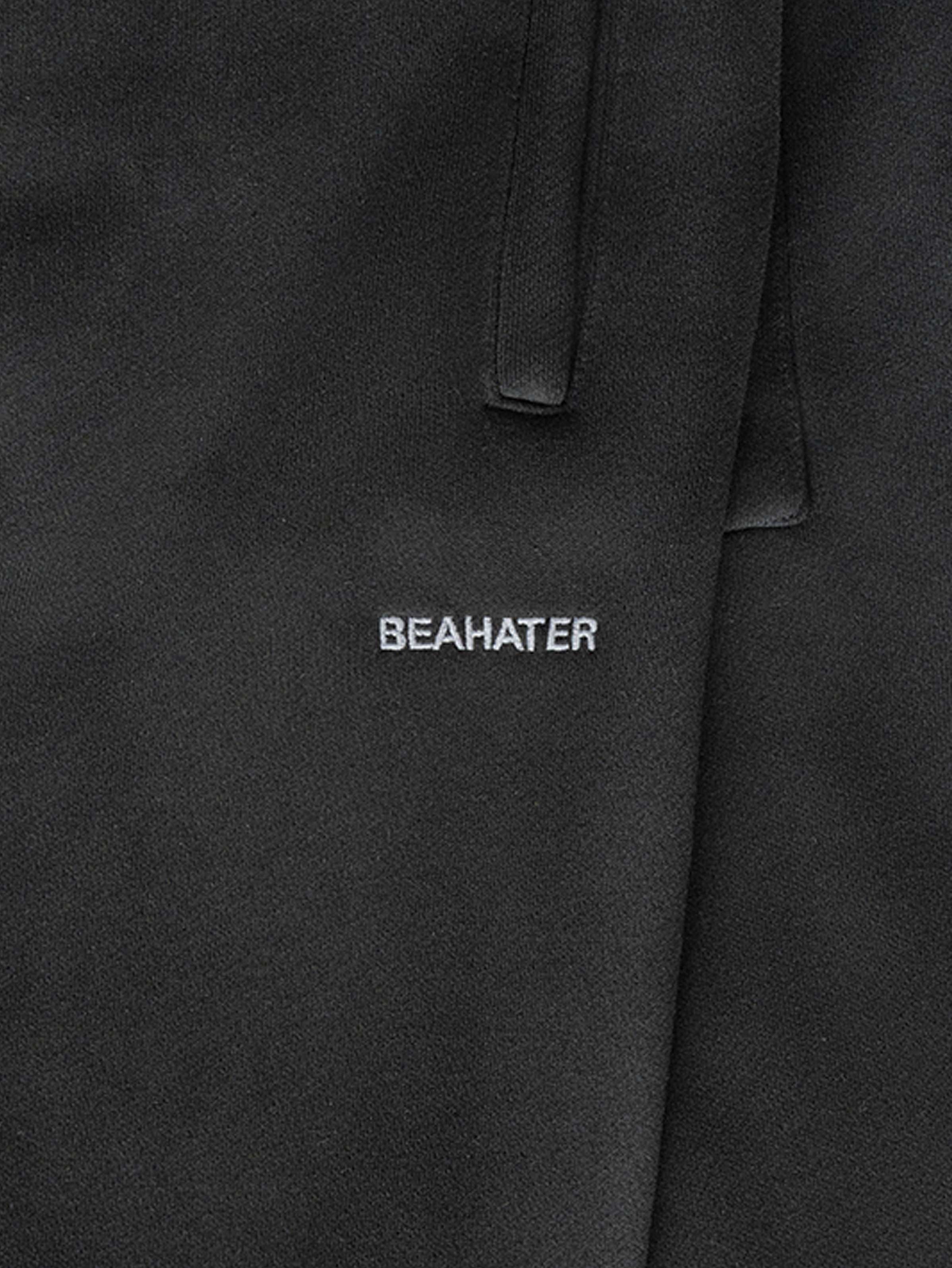 Detailaufnahme der 2D Logo-Stickerei Beahater auf Open Leg Jogger in Washed Black