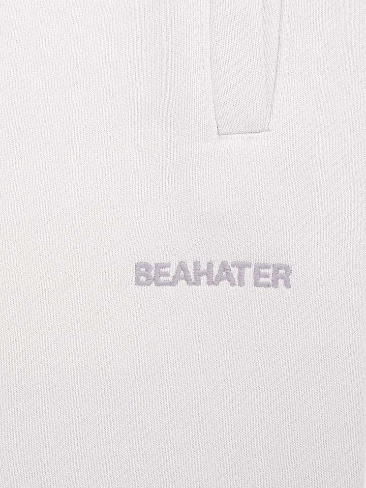 Detailaufnahme der 2D Logo-Stickerei Beahater auf Open Leg Jogger in Washed Light Grey