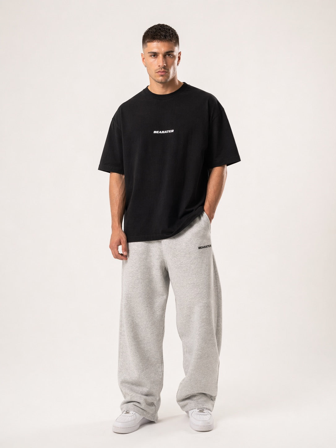 Schwarzes Oversized T-Shirt Herren mit dezentem Brust-Print, Frontansicht am Model, Heavyweight Baumwolle