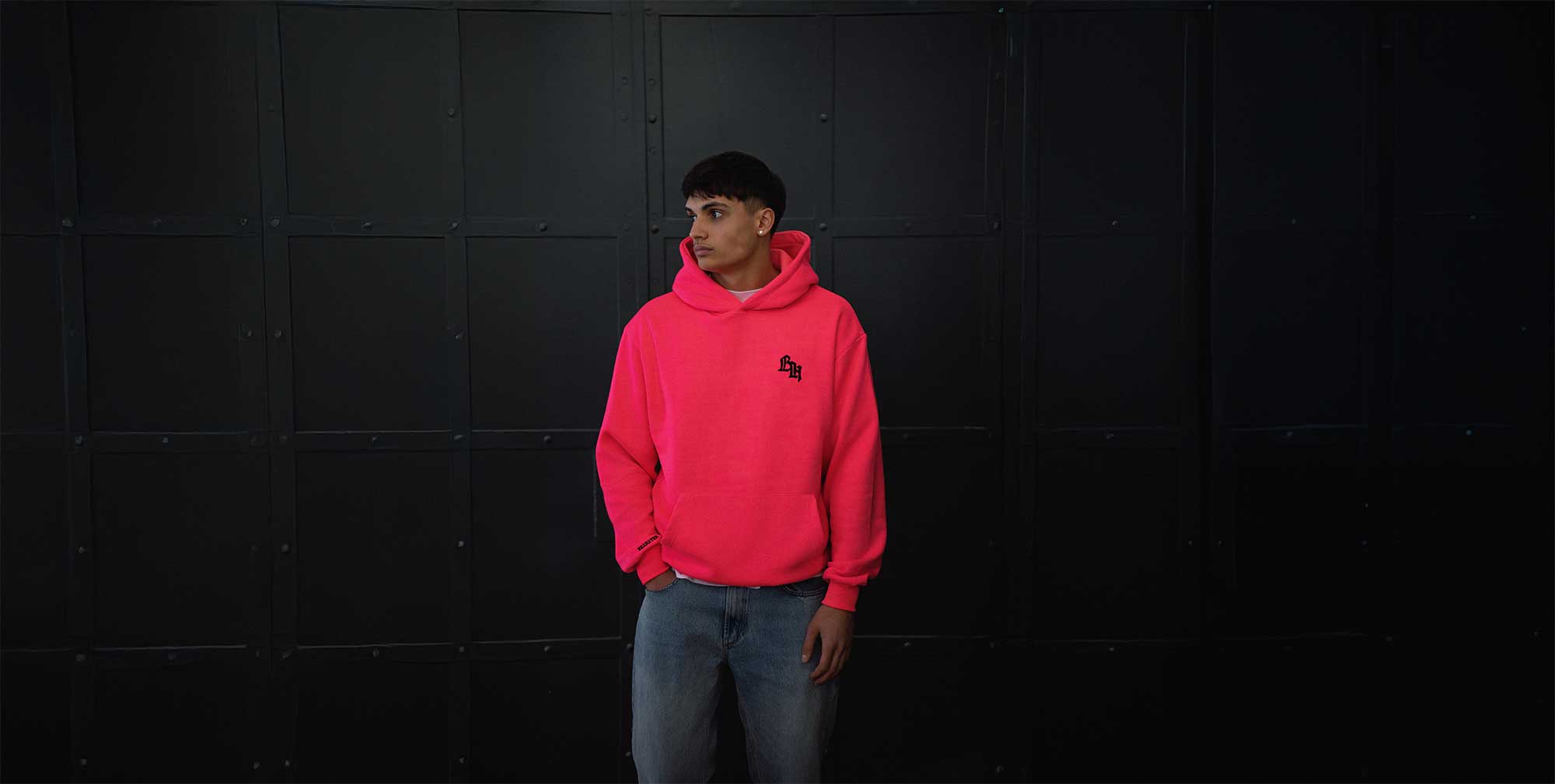 Pinker Oversized Hoodie von BEAHATER – Streetwear Brand aus Deutschland. Urbaner Style für Männer & Frauen im modernen Look.