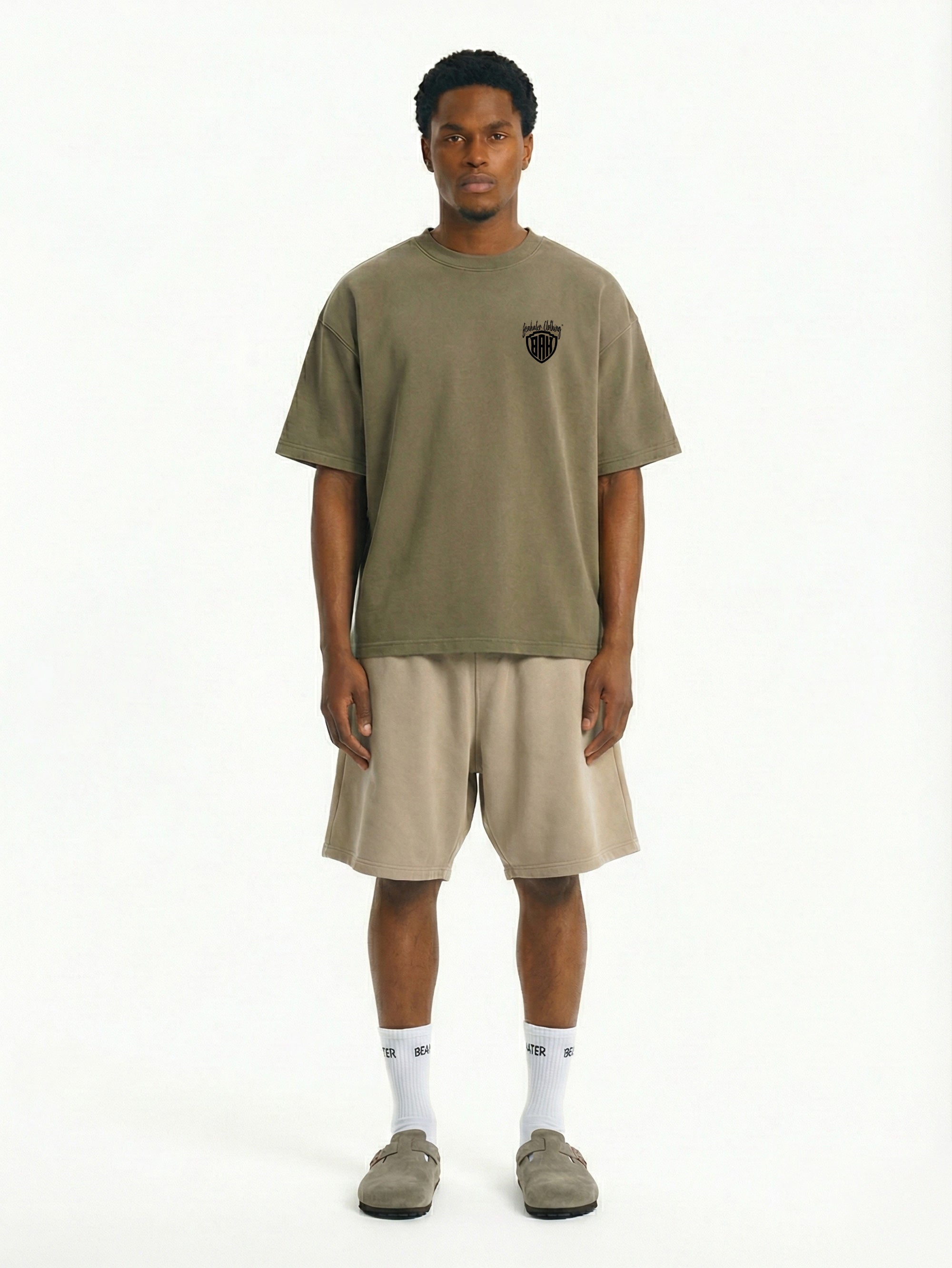 Model trägt Sweatshorts in Mocha Mousse von BEAHATER in frontaler Ganzkörperansicht