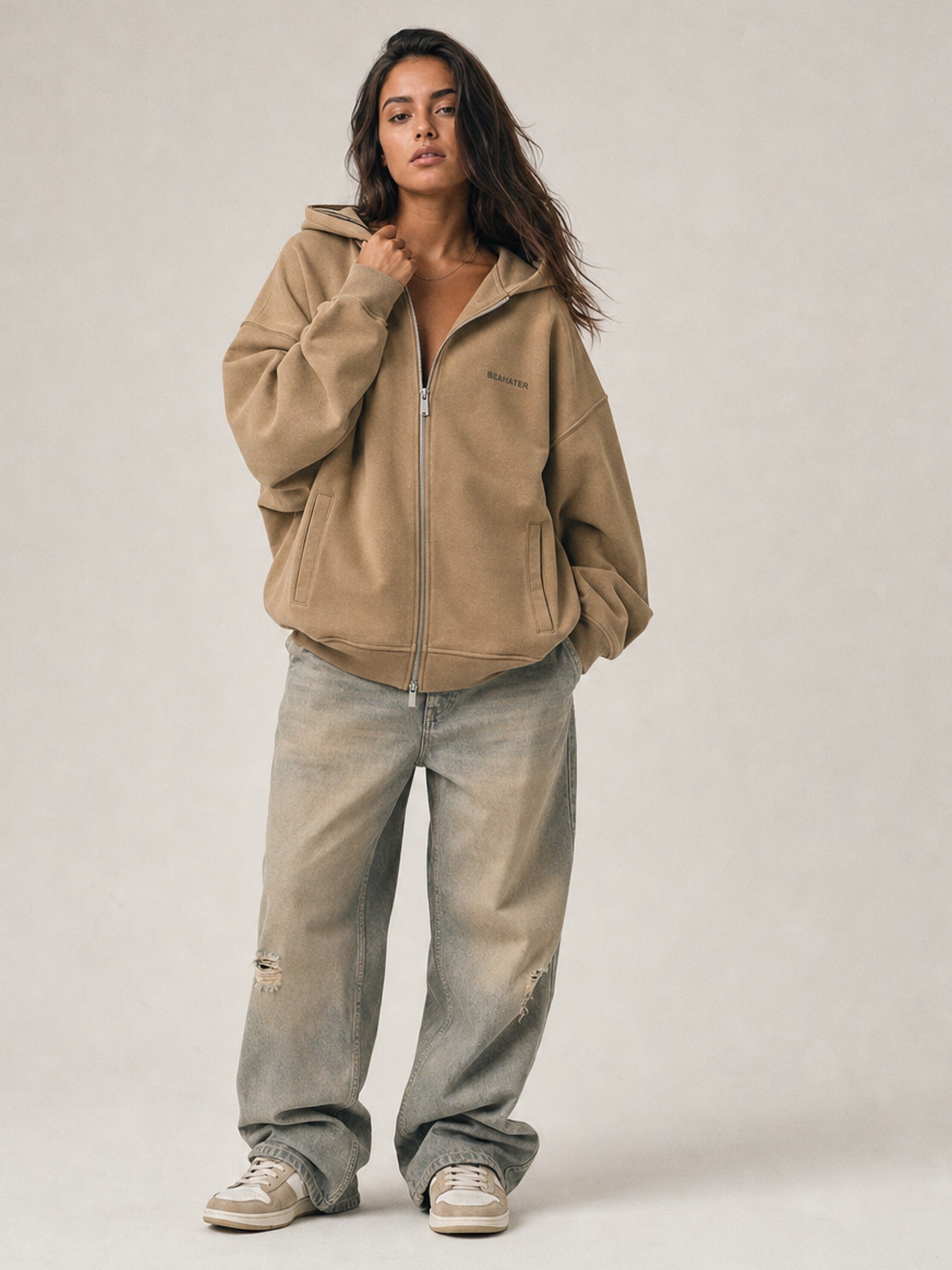 Mocha Mousse Zip Hoodie am weiblichen Model, halb geöffnet im Oversized Fit, Washed Finish aus schwerem French Terry