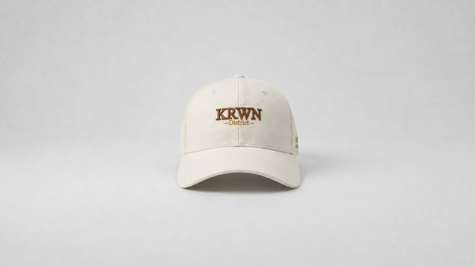 Baseball Cap mit gestickter Front auf hellem Studio-Hintergrund