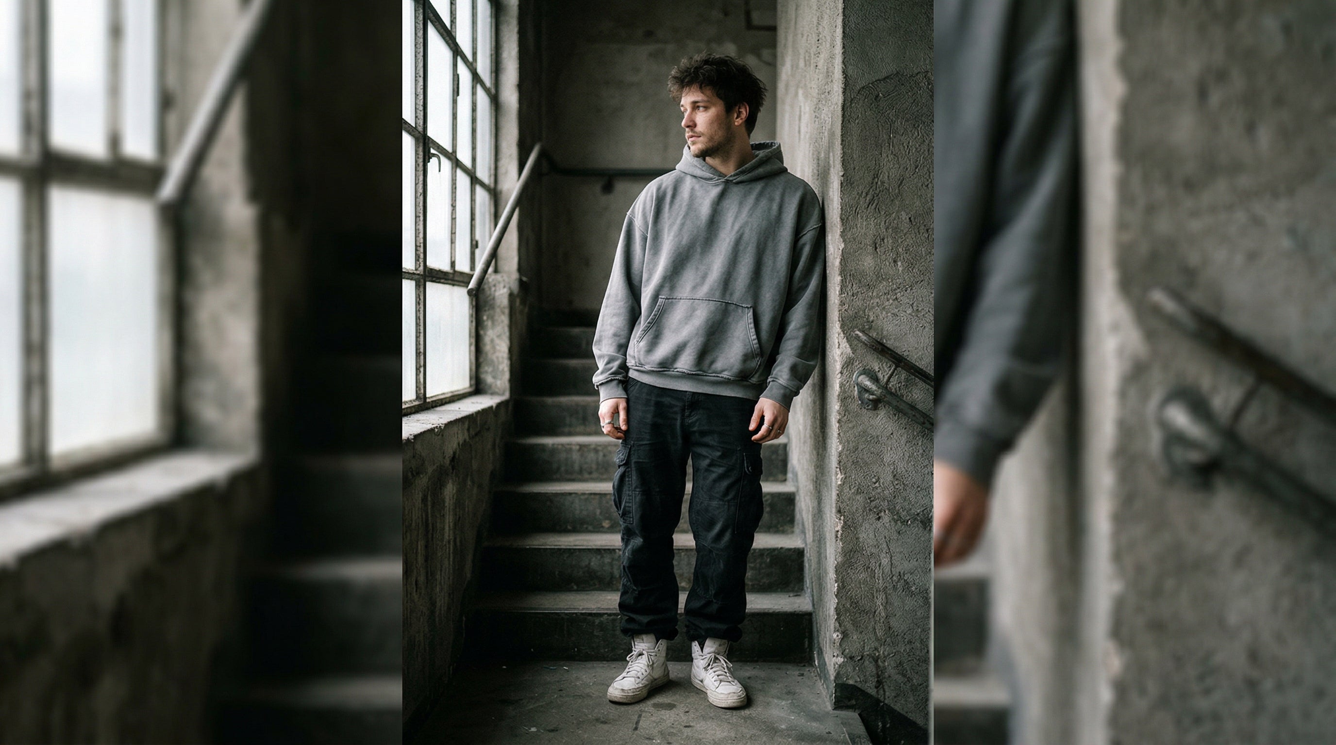 Oversized Streetwear Outfit, Heavy Cotton Hoodie und Baggy Jogger, Editorial
