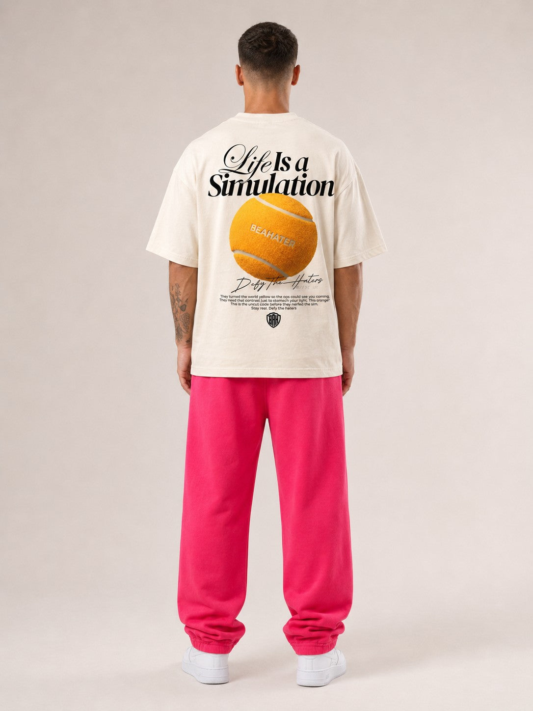 Oversized T-Shirt Off White Herren von hinten am Model mit Tennisball Backprint Life Is a Simulation