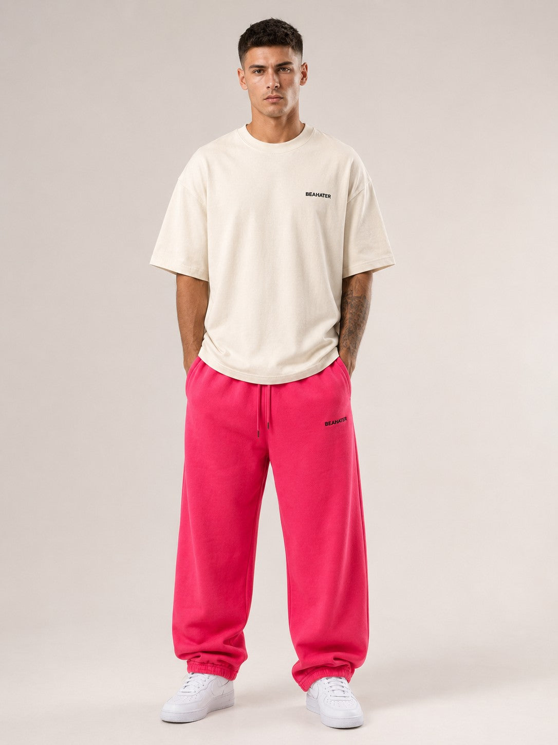 Oversized T-Shirt Off White Herren von vorne am Model mit baggy pinker Jogginghose und weissen Sneakern