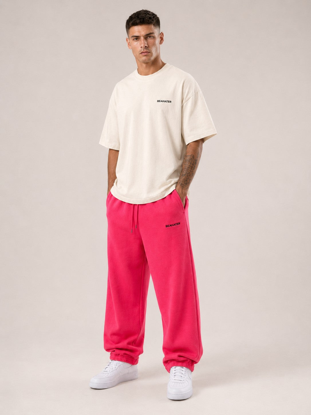 Oversized T-Shirt Off White Herren am Model im Streetwear Look mit baggy pinker Jogginghose
