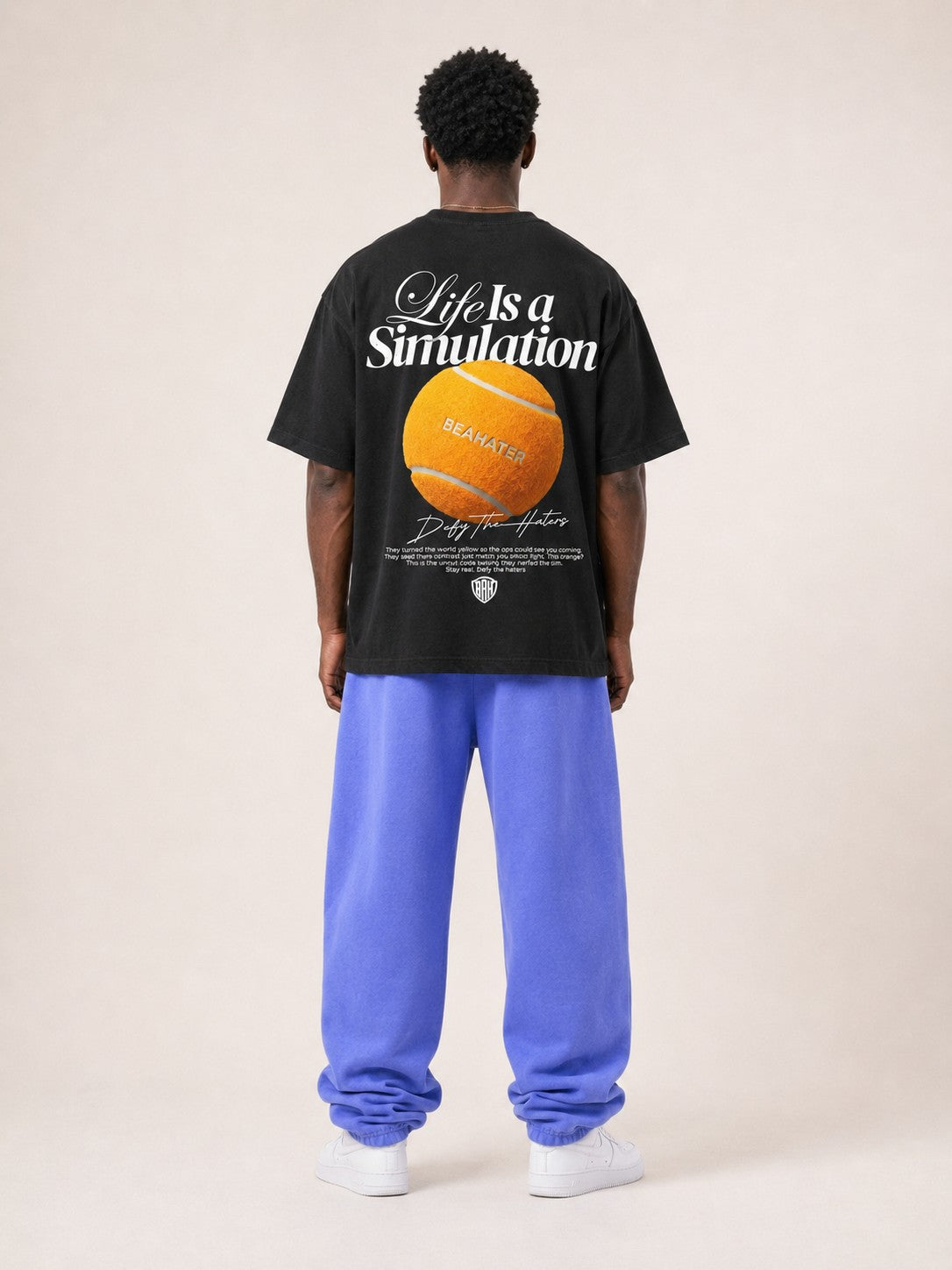 Oversized T-Shirt Schwarz Herren von hinten am Model mit Tennisball Backprint Life Is a Simulation
