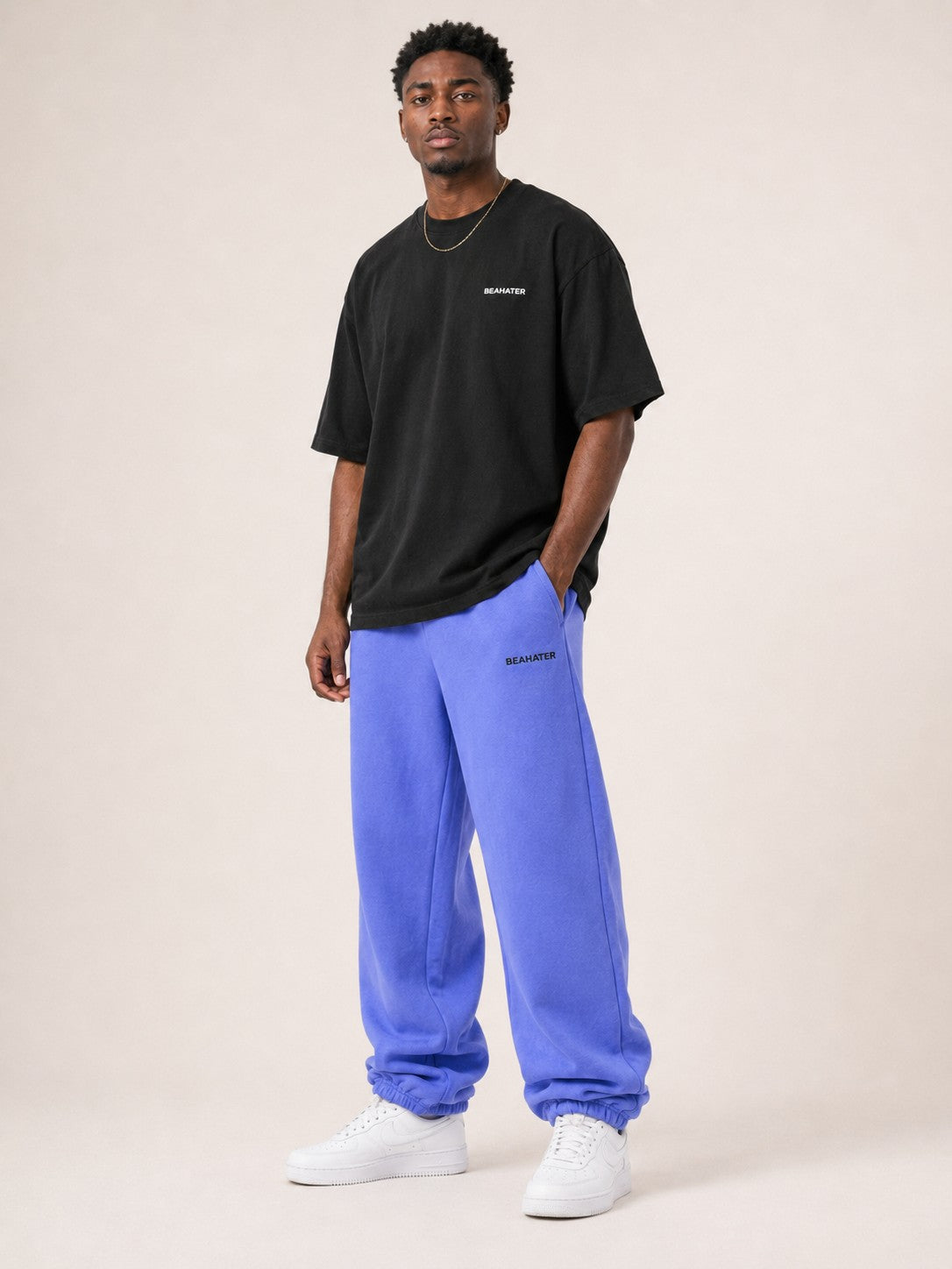 Oversized T-Shirt Schwarz Herren am Model im Streetwear Look mit baggy blauer Jogginghose