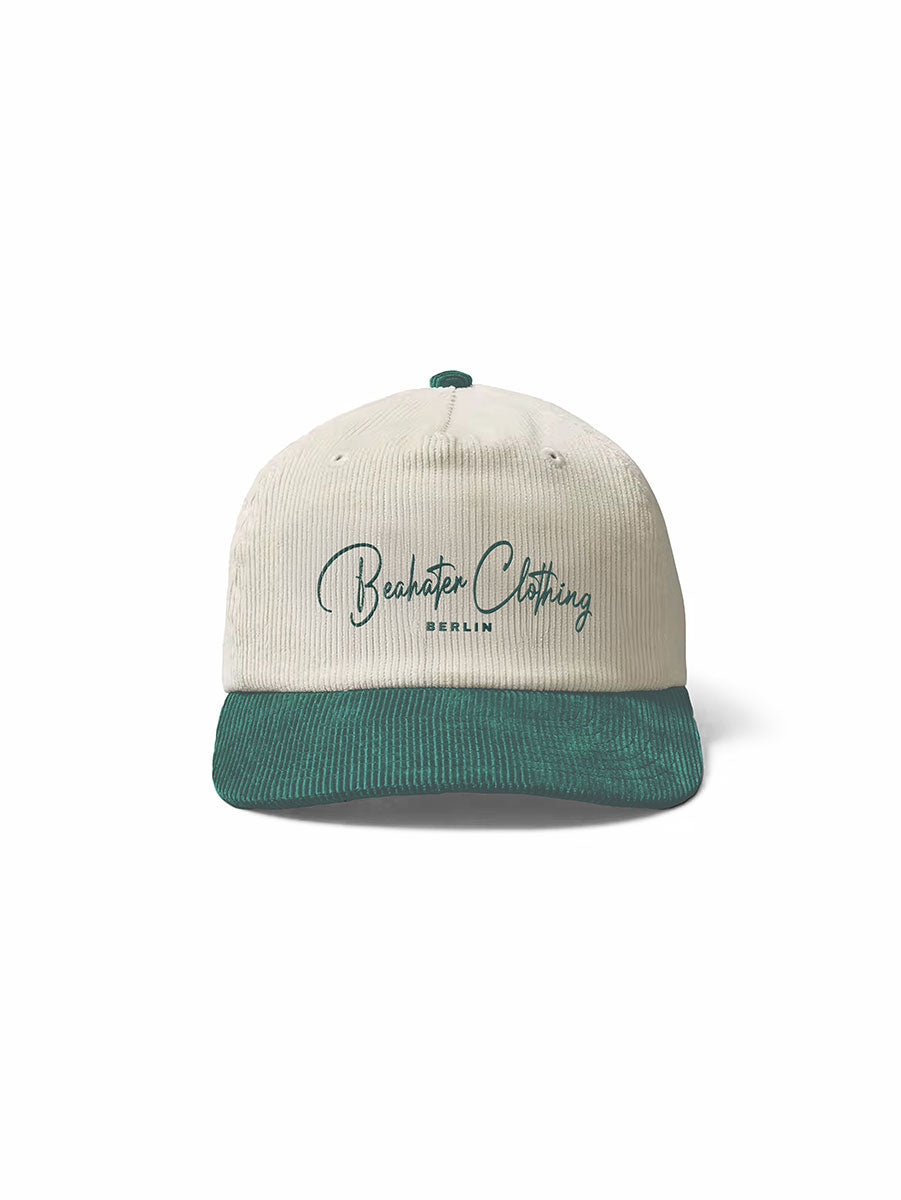 Cord Cap Grün – Vintage-Design mit Stickerei, robuster Cord & individuelles Label-Tag für einen stylischen Auftritt.