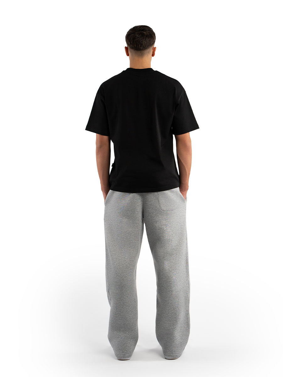 Essential Puff Oversized T-Shirt von hinten, kombiniert mit lässiger Jogger im Open-Leg-Style. Hochwertige deutsche Streetwear für den perfekten Urban-Look. Jetzt entdecken!