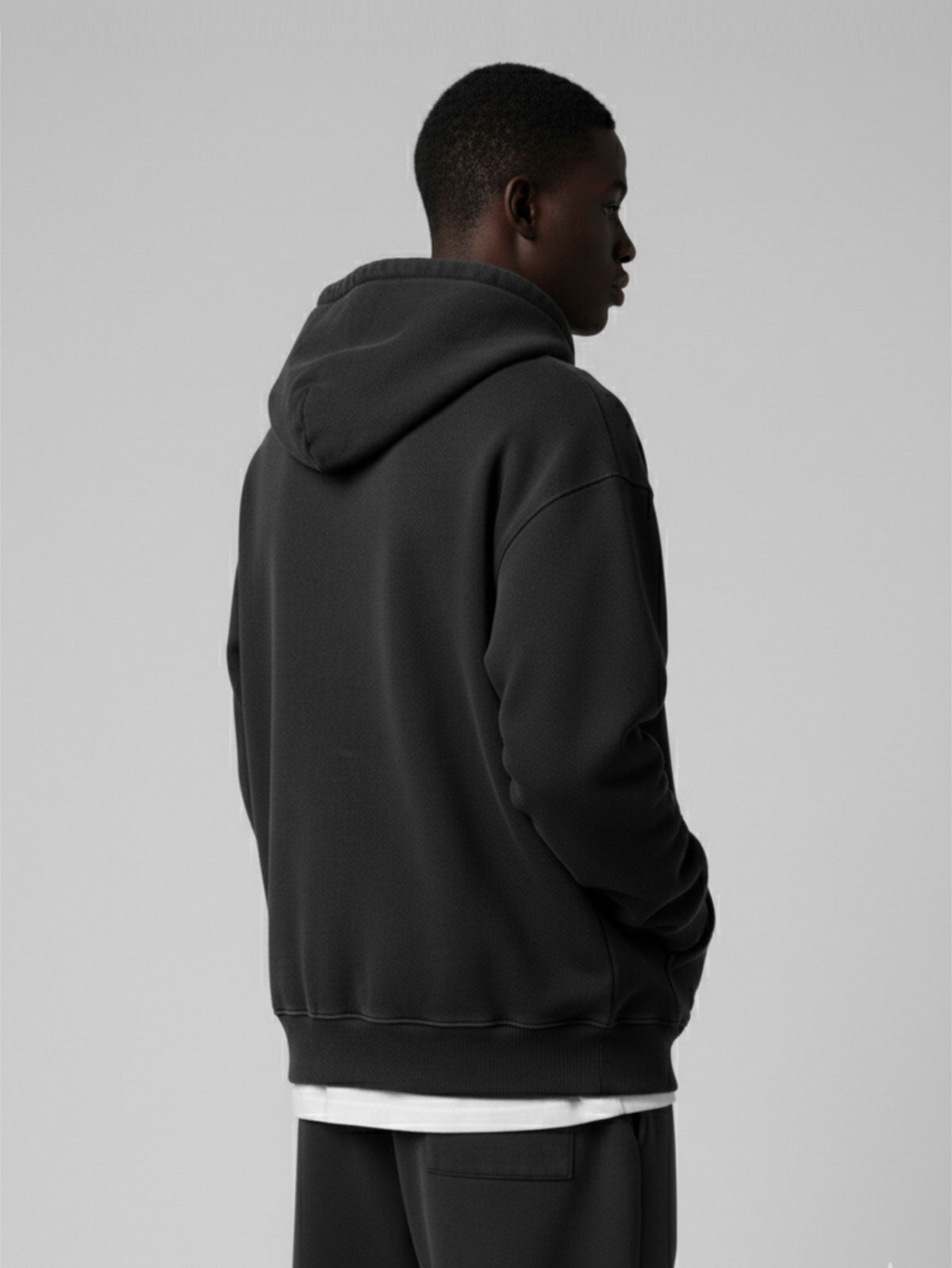 Rückenansicht Zip Hoodie in Schwarz, Oversized Fit mit breiten Bündchen, Washed Black Look aus 480 GSM French Terry Streetwear